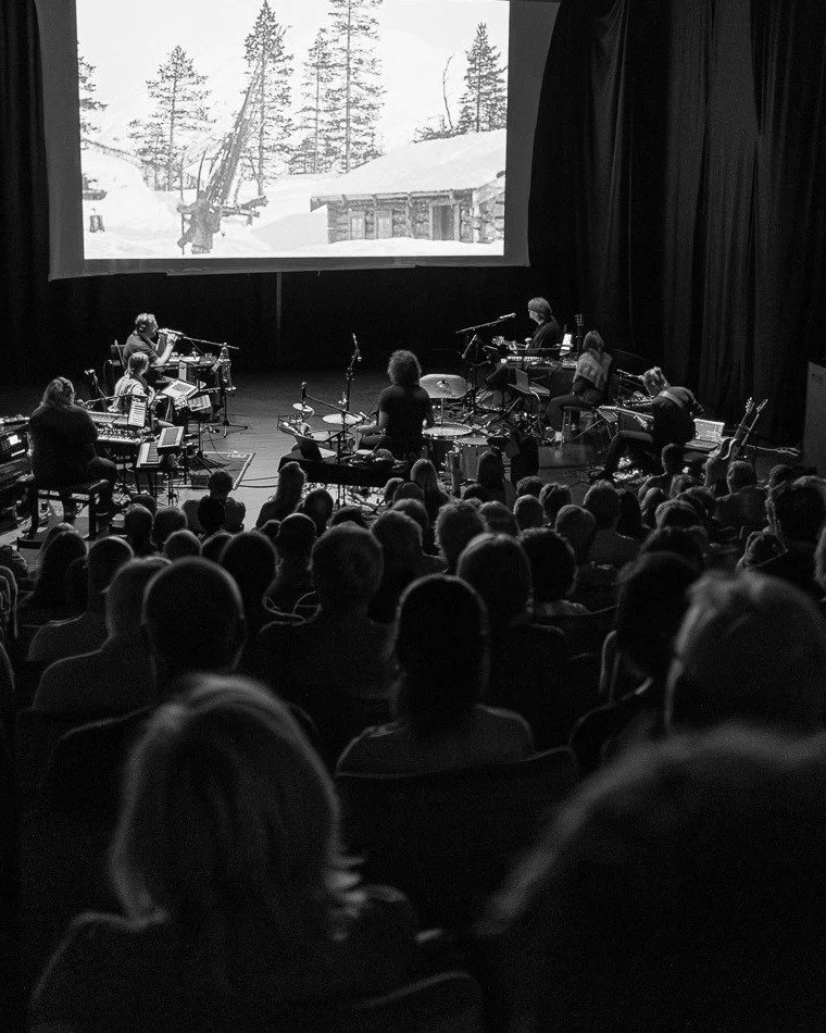 Det n&aelig;rmer seg konsertfilmvisning: Ednama Sjatto - Markens Gr&oslash;de.

N&aring; har du en helt unik mulighet til &aring; delta p&aring; konsertfilmvisning mandag 3. august p&aring; Hamsunsenteret. Filmkonserten Ednama Sjatto er en visning av