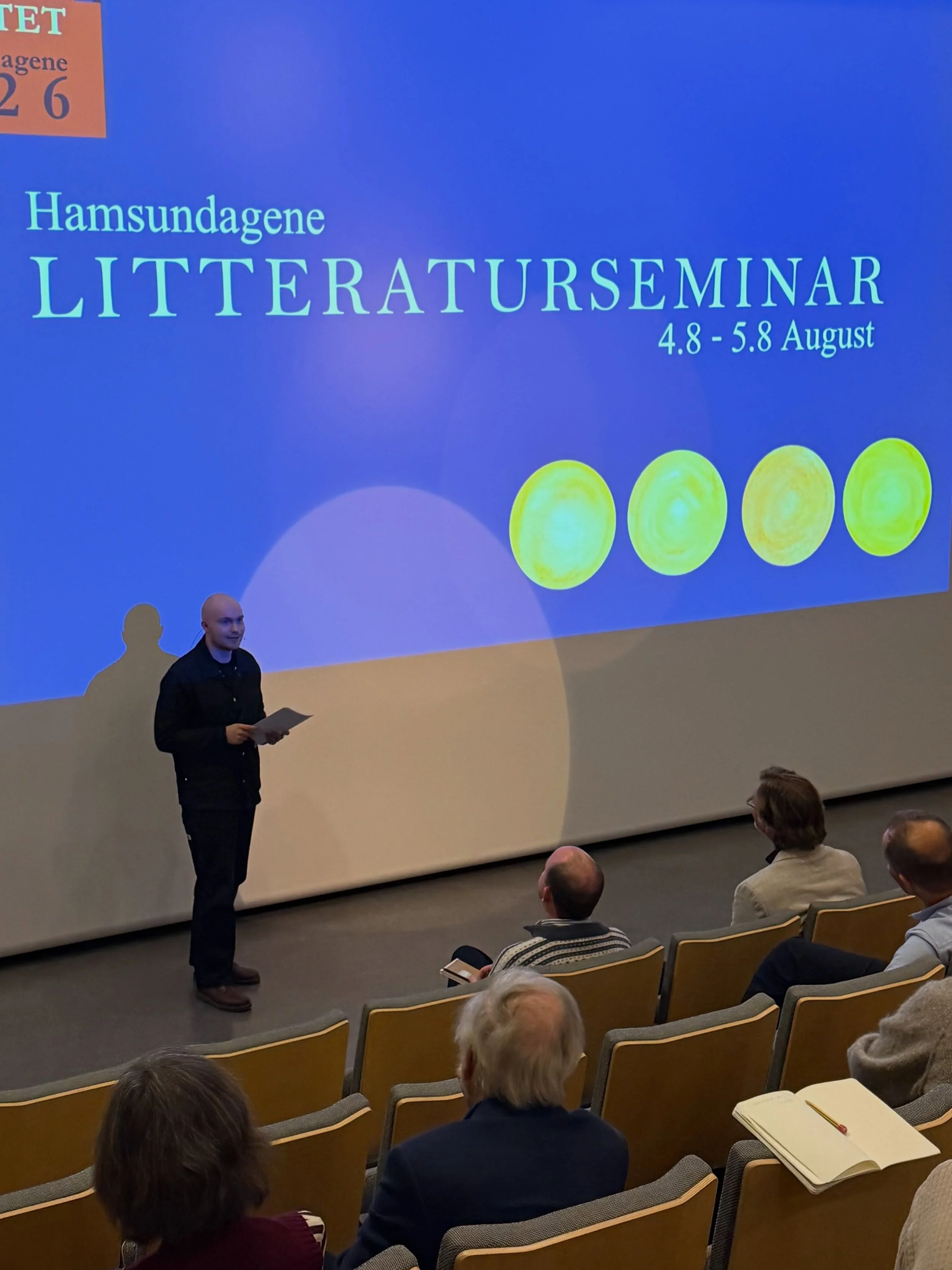 Dagens litteraturseminar som er en del av Hamsundagene 2026 er over. Spennende og varierende innslag med Ivar Roger Hansen, Alvhild Dvergsdal, Sigurd Stranda, Tore Rem, Terence Cave og Birgitte Furberg Moe. 

Vi sees igjen til dag 2 av seminaret i mo