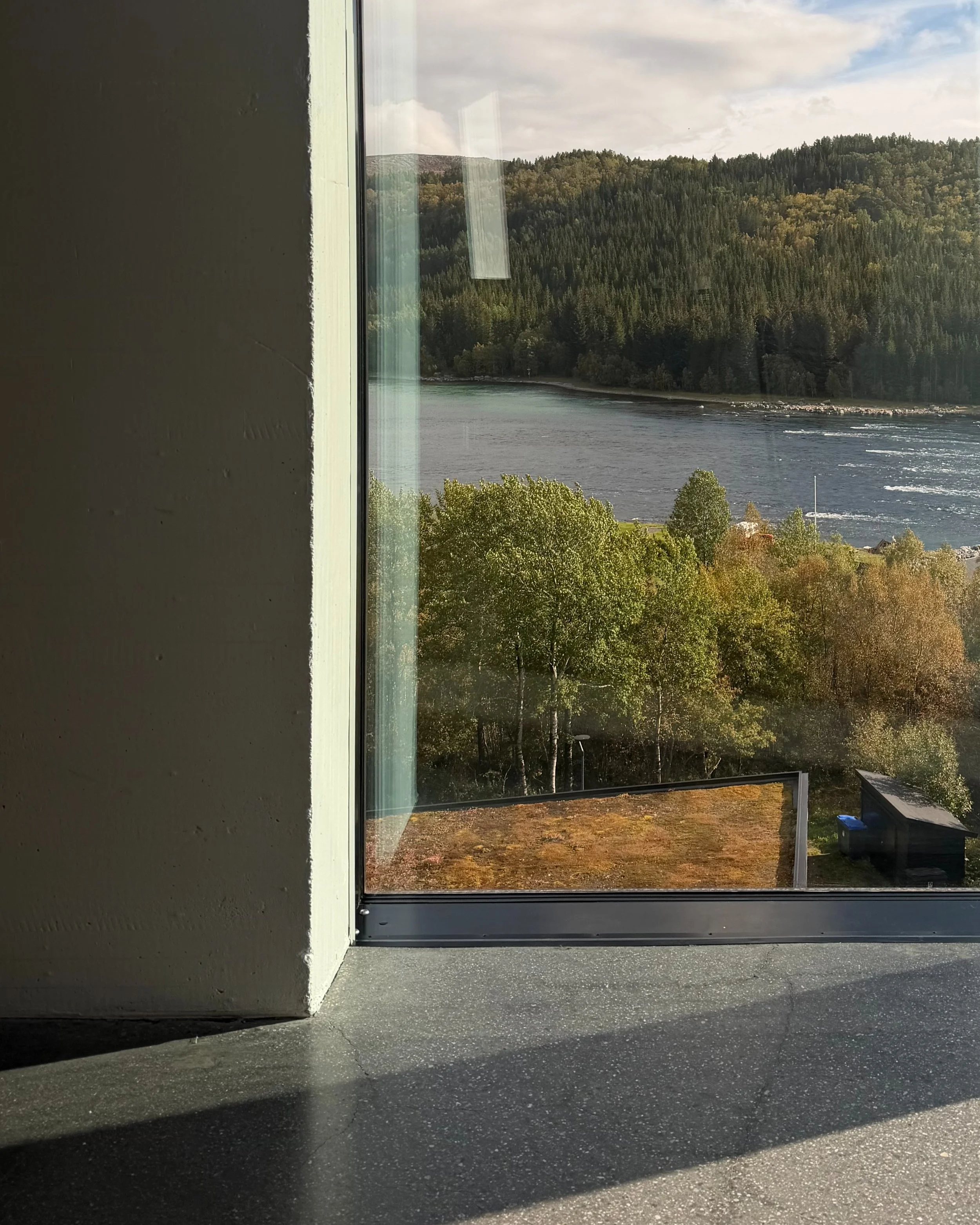 H&oslash;sten fargelegger det vakre landskapet som du kan se ut over fra de forskjellige etasjene p&aring; Hamsunsenteret.

Ny sesong betyr ogs&aring; nye &aring;pningstider. N&aring; holder senteret stengt mandager og tirsdager. Onsdag til fredag ha