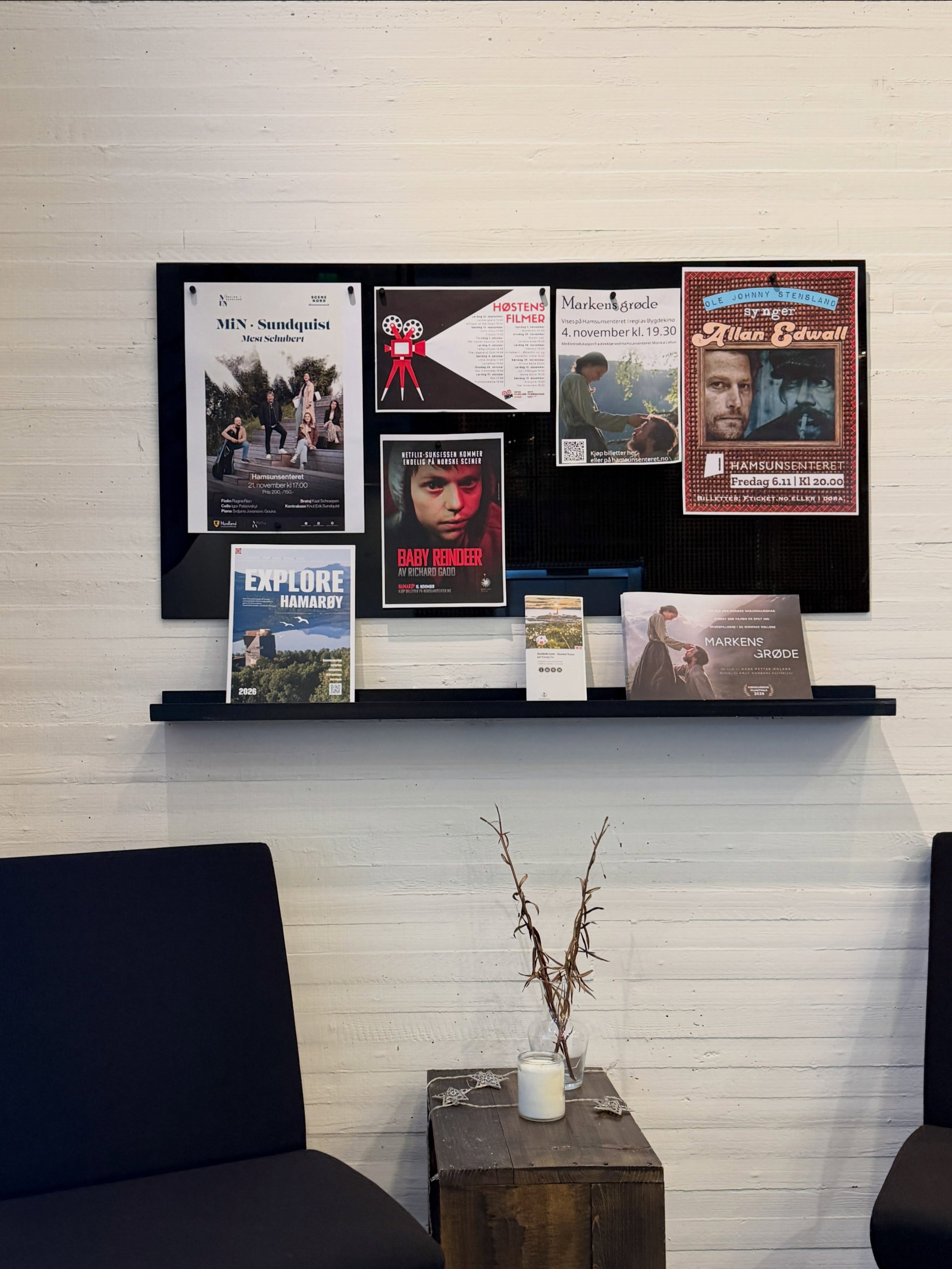 Vi har f&aring;tt oss magnettavle &mdash; Her kan du henge opp en plakat (A4 format), sette frem brosjyre p&aring; hyllen, eller ta en titt for &aring; finne det som interesserer deg. 

Neste arrangement som skjer p&aring; Hamsunsenteret er visning a