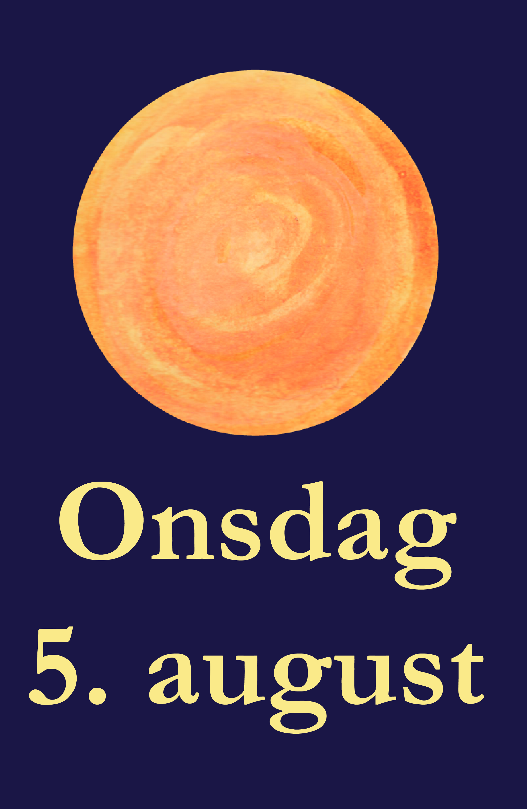 Portrett av en eldre kvinne med kort, blond hår, smilende, iført en svart og brunsvart mønstret strikkegenser, stående foran en hvit vegg.