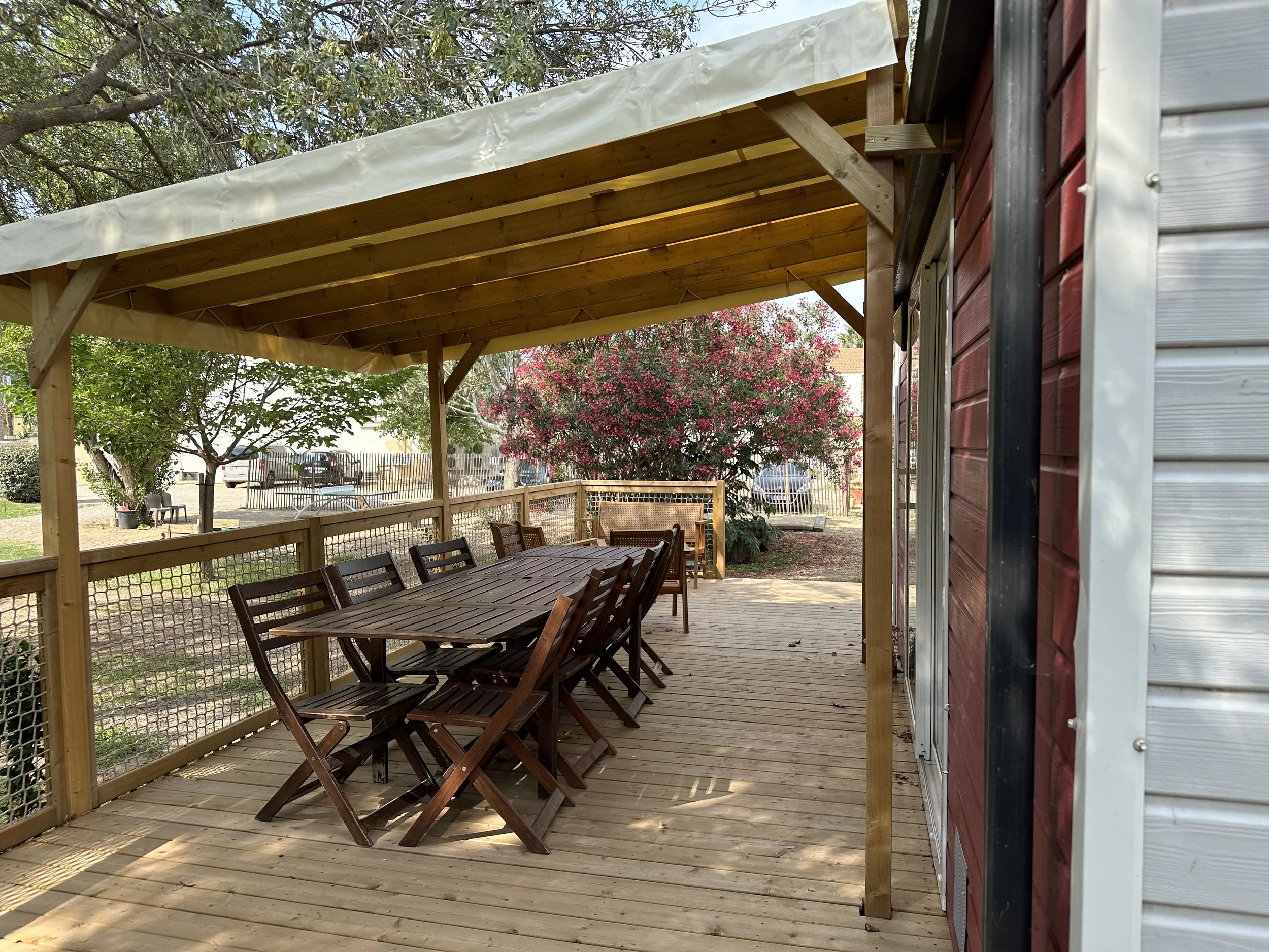 La terrasse en bois avec une grande table du chalet de vacances pour votre famille 