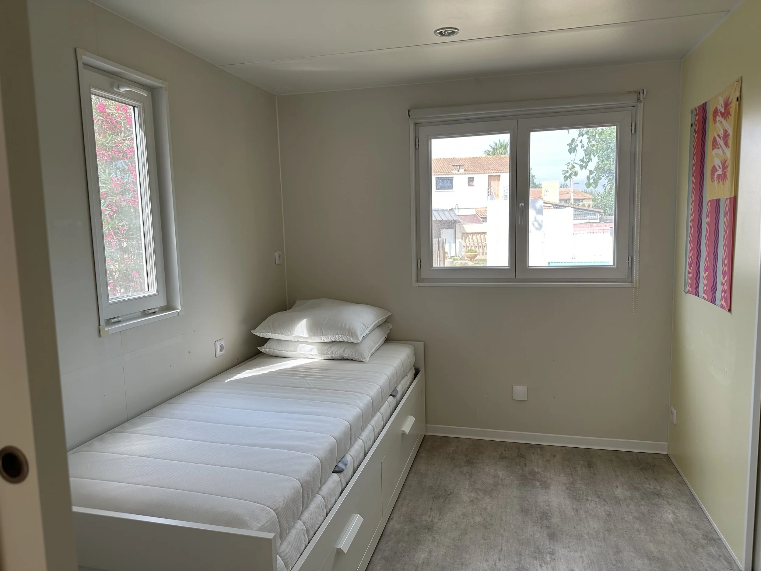 Chambre avec deux lits simples du chalet de vacances 6/9pers sur la résidence hotel le marina (sérignan plage)