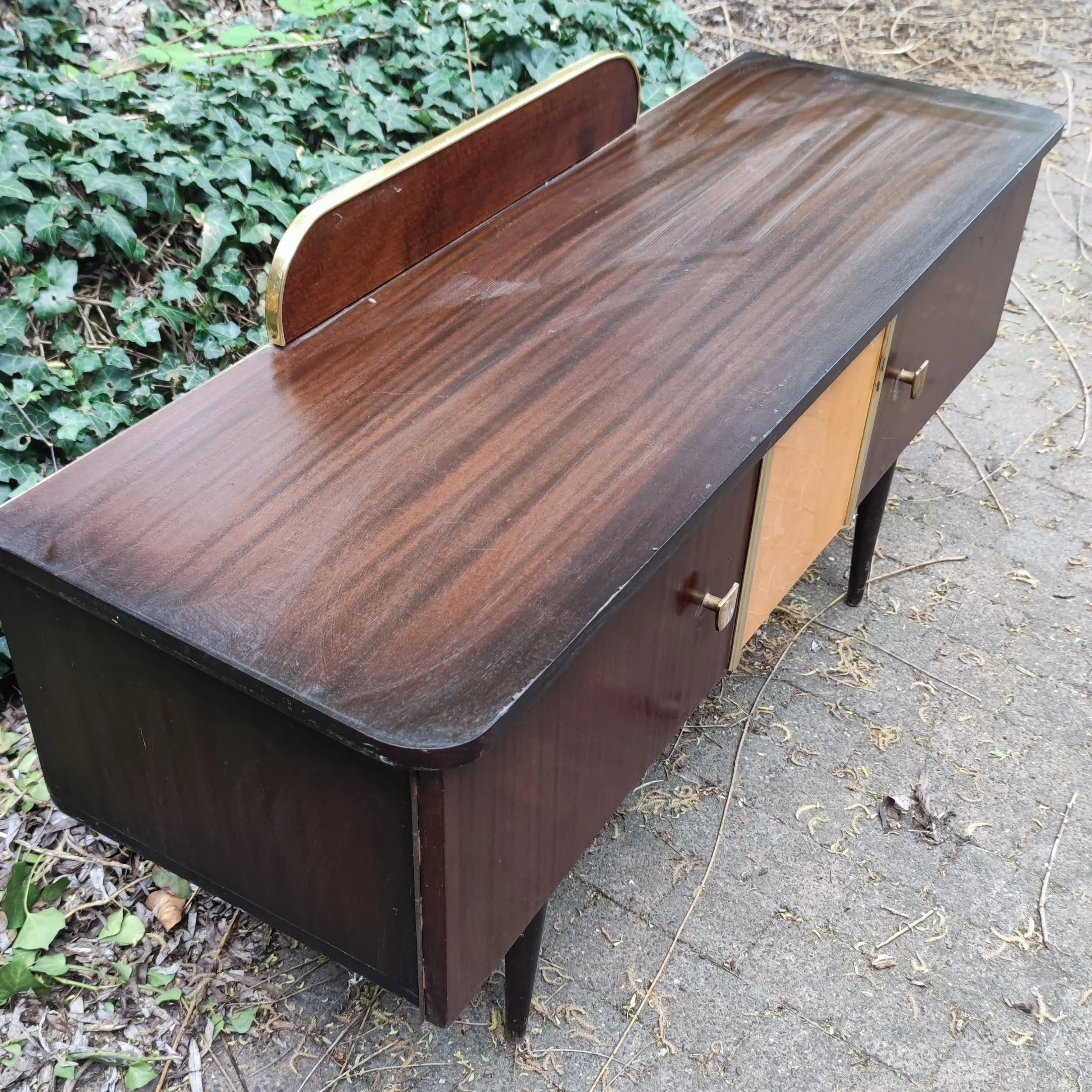 L120 cm x H55.5 cm x P38.5 cm.
Miroir disponible.