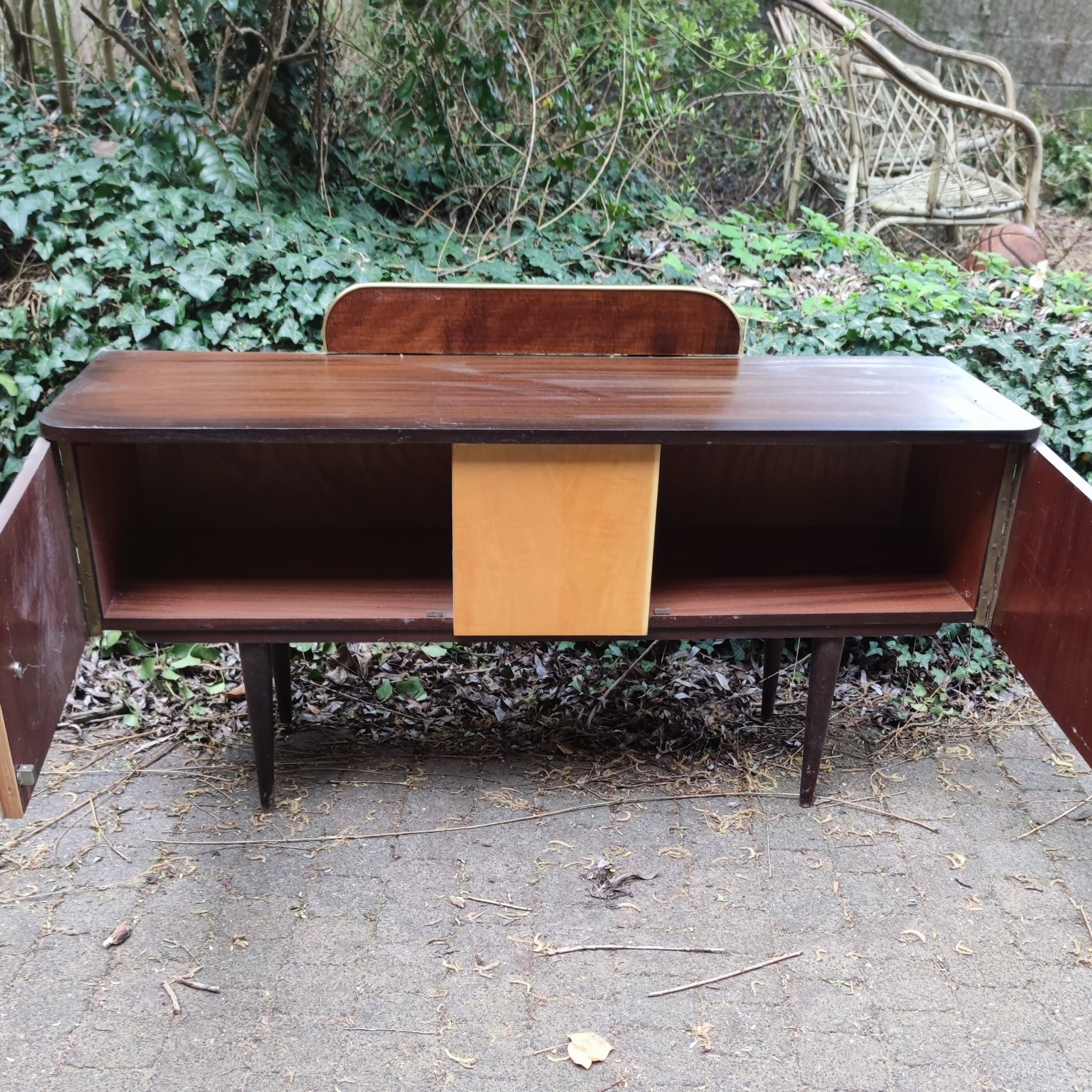 L120 cm x H55.5 cm x P38.5 cm.
Miroir disponible.