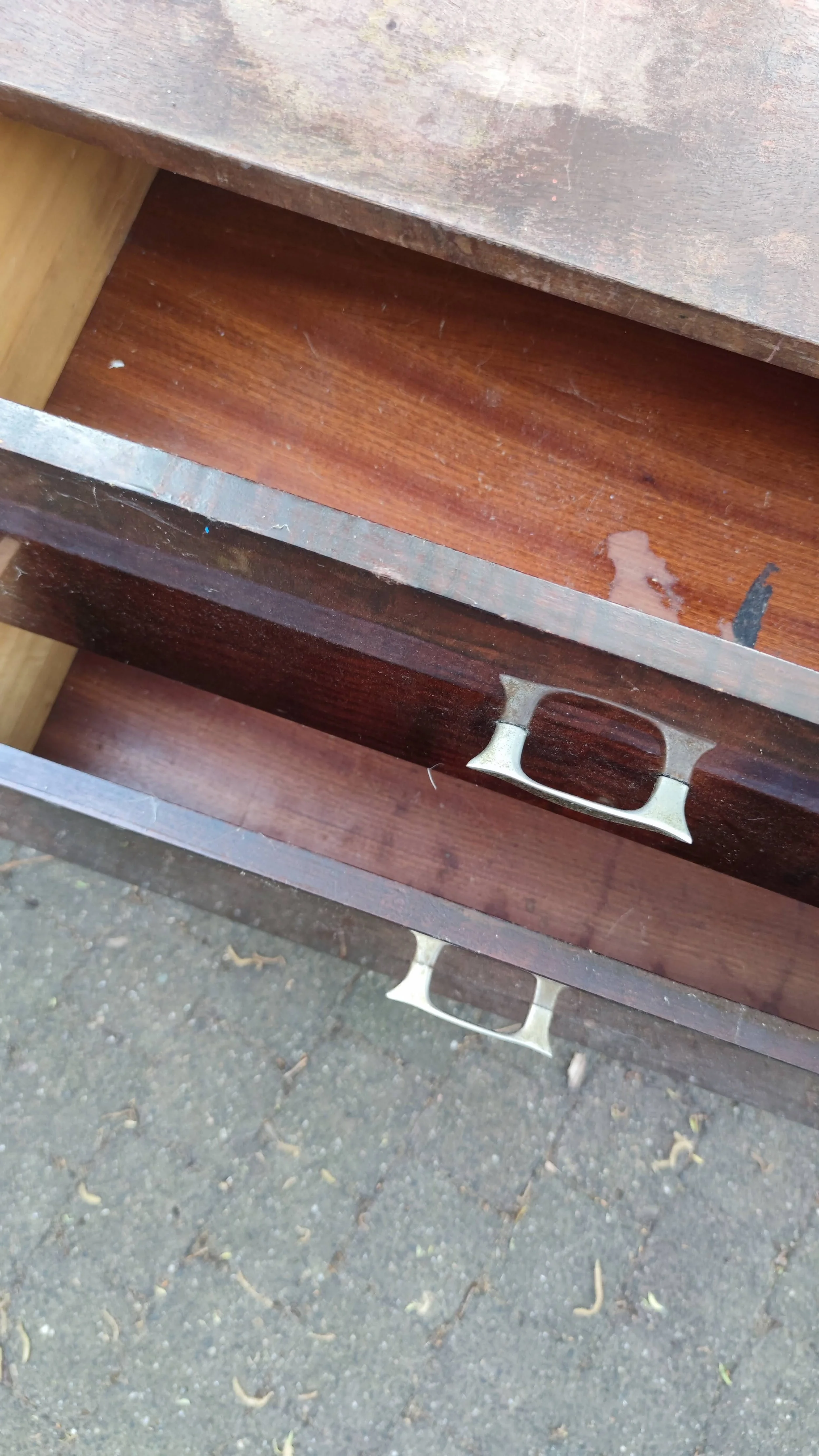 L130 cm x P45 cm x H63 cm 