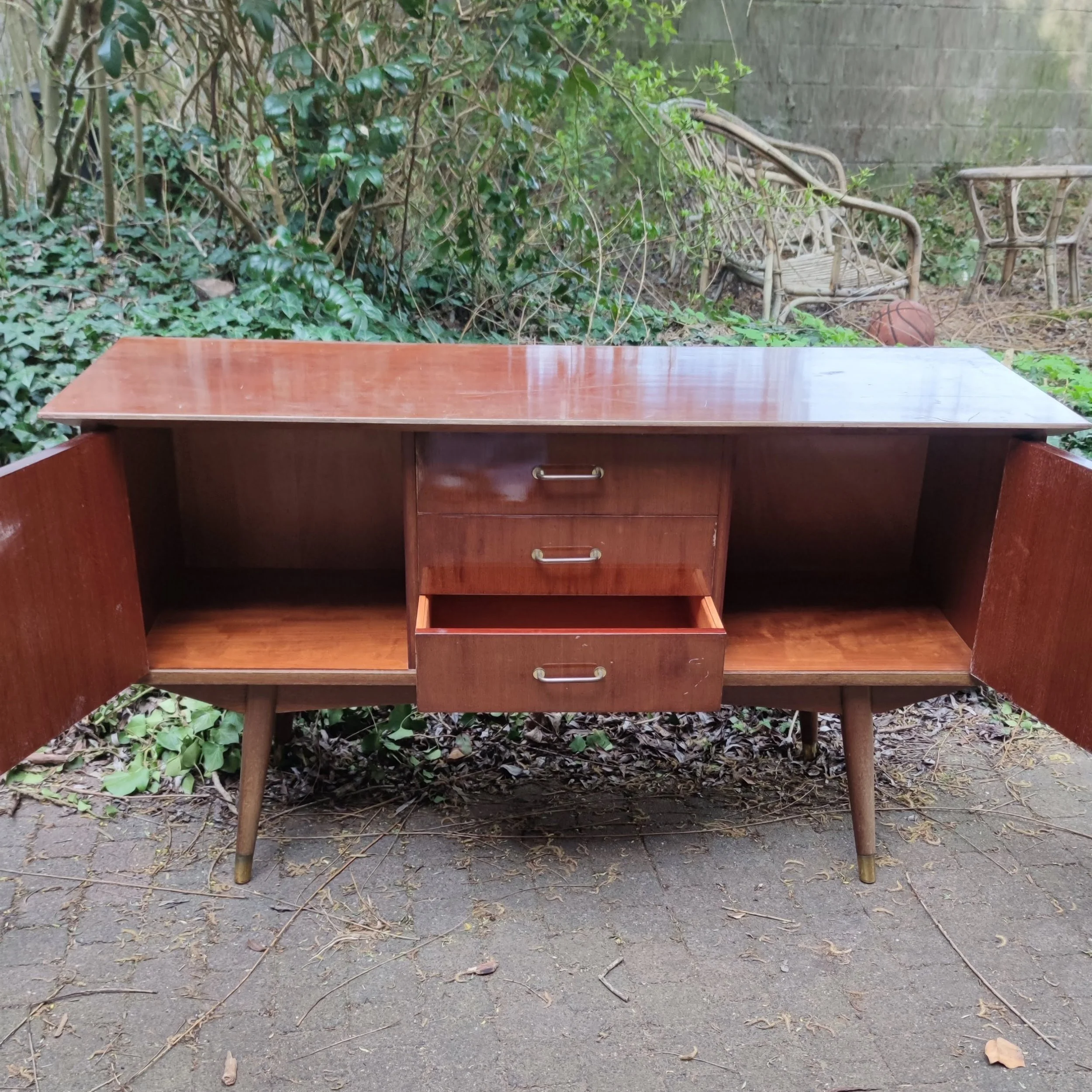 L130 cm x P45 cm x H63 cm