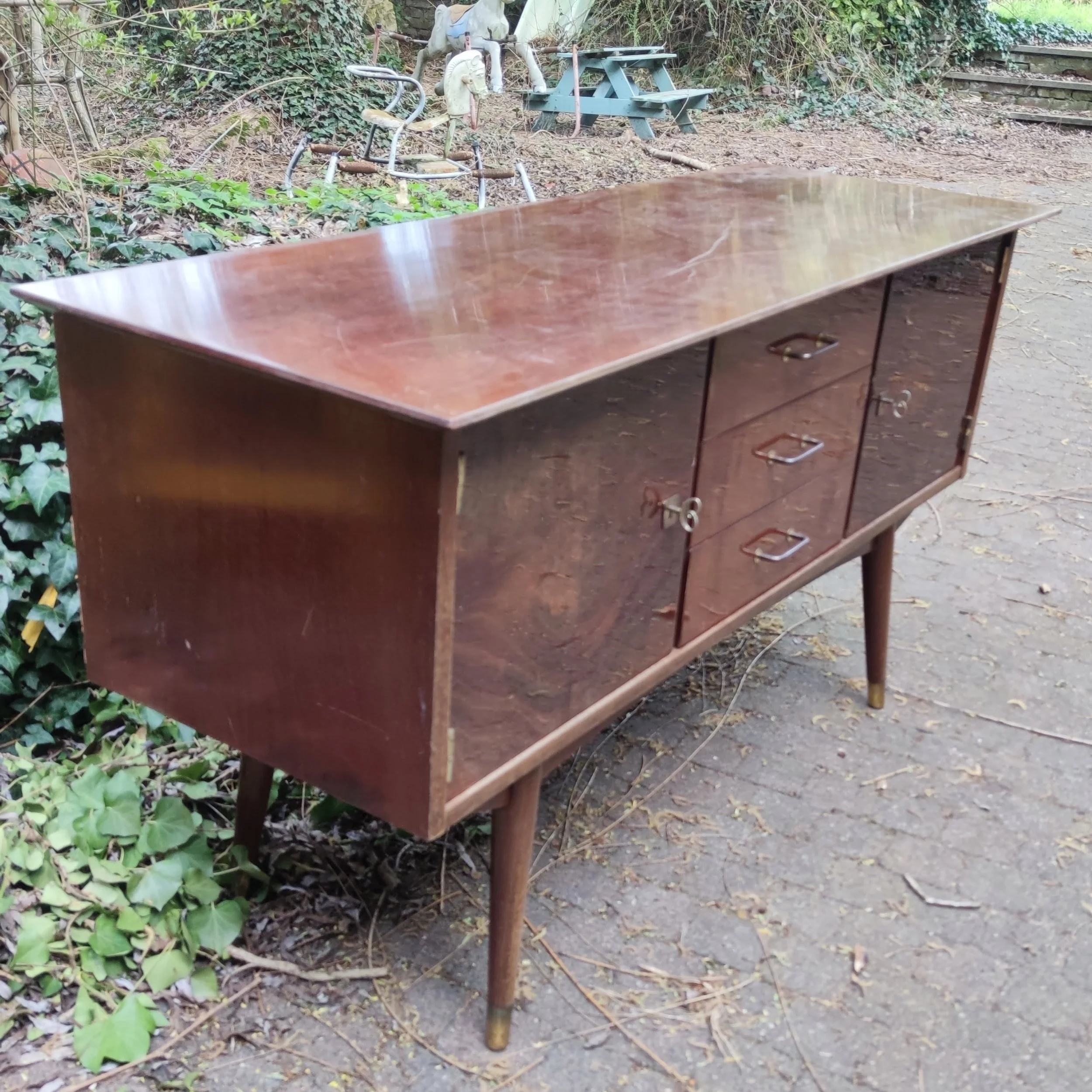 L130 cm x P45 cm x H63 cm