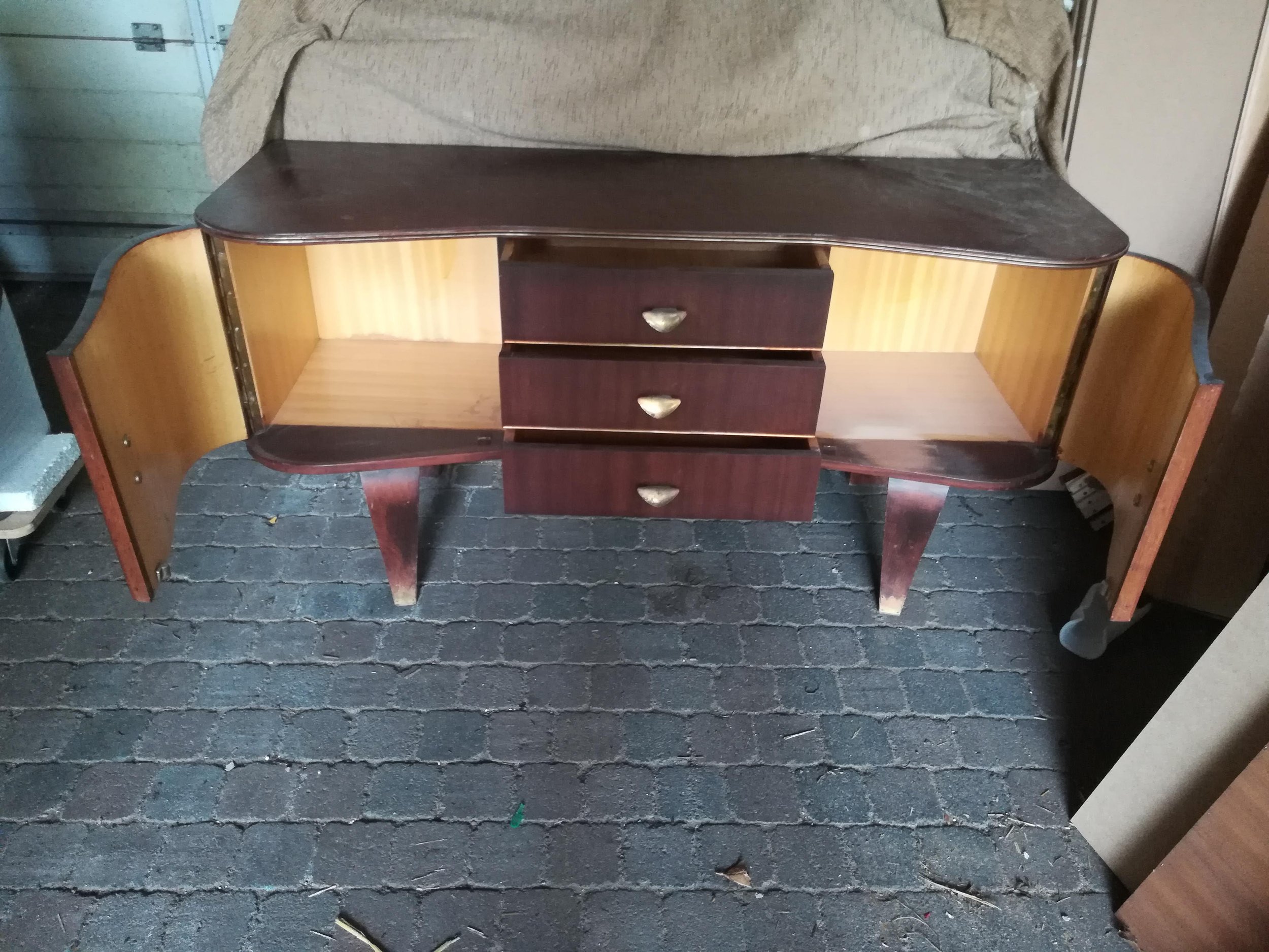 L132 cm x P45 cm x H66 cm