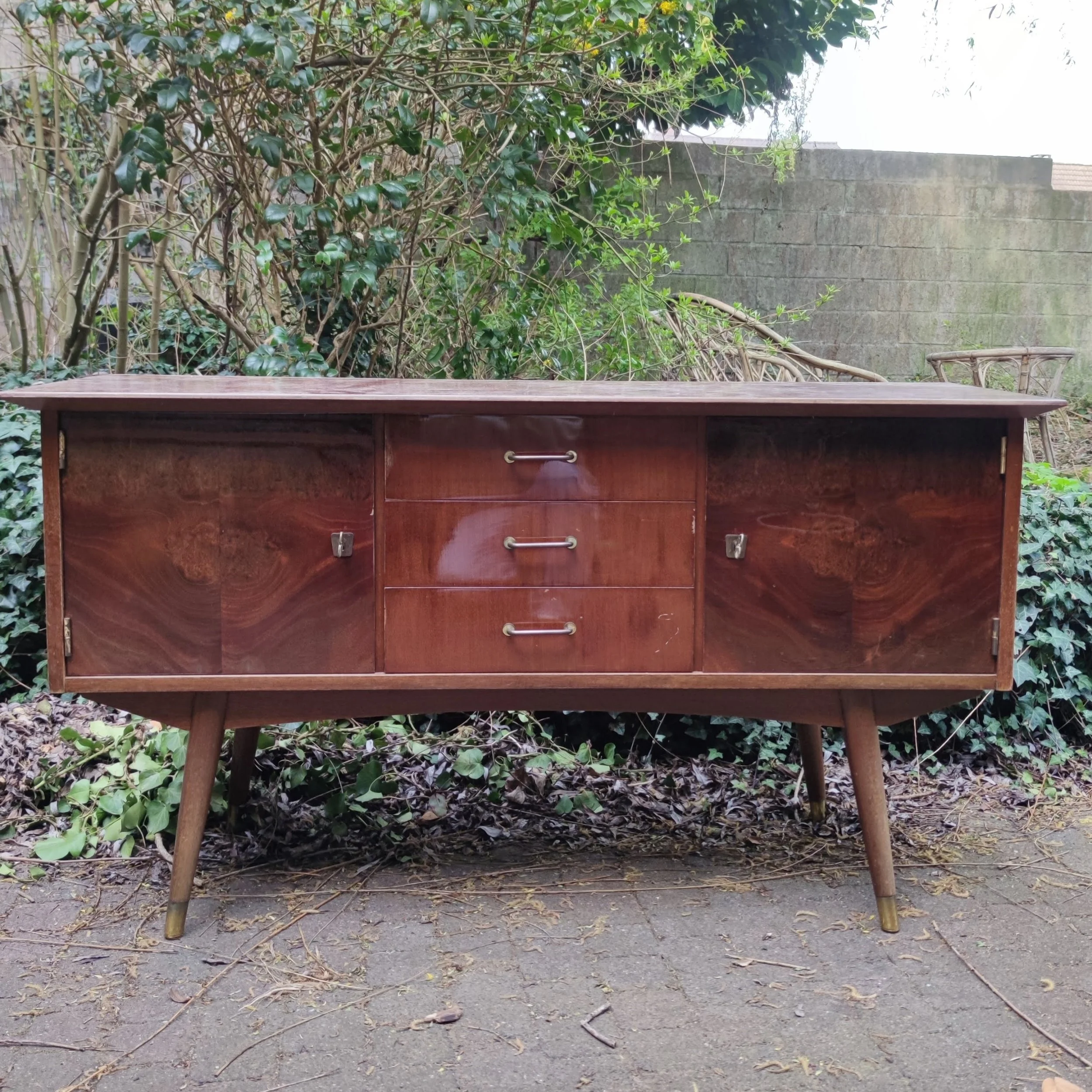 L130 cm x P45 cm x H63 cm