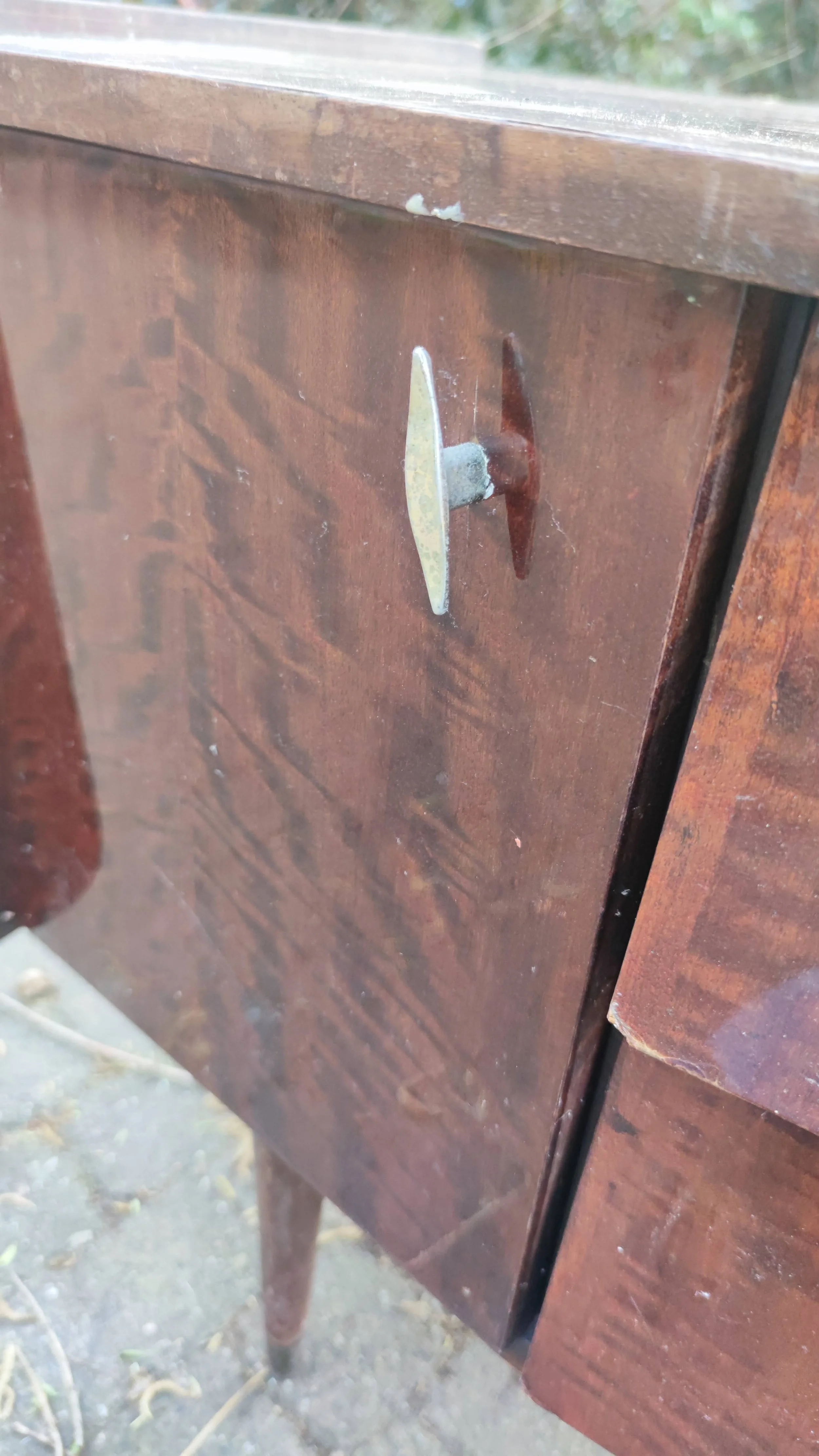 L130 cm x P45 cm x H63 cm