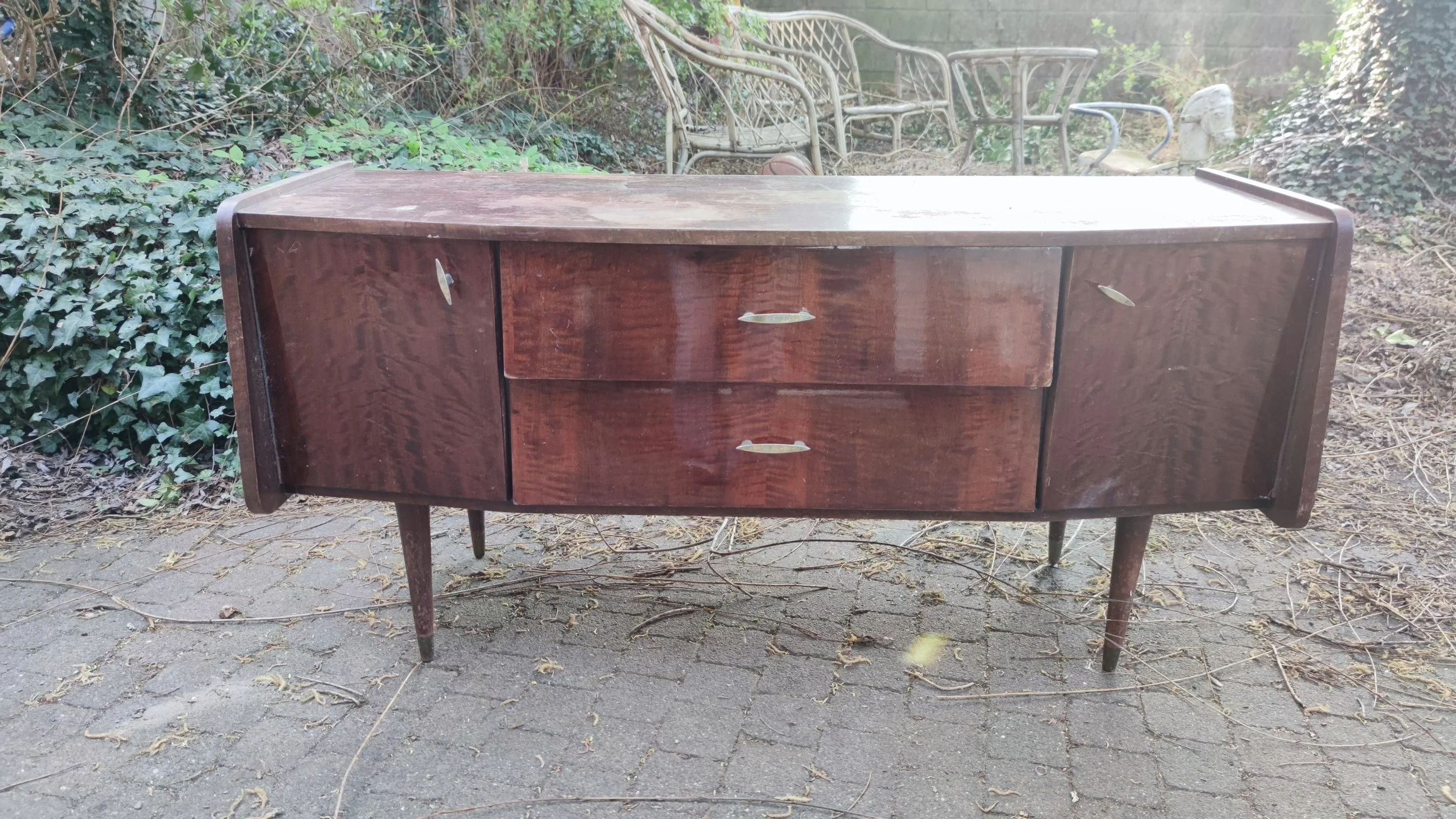 L130 cm x P45 cm x H63 cm