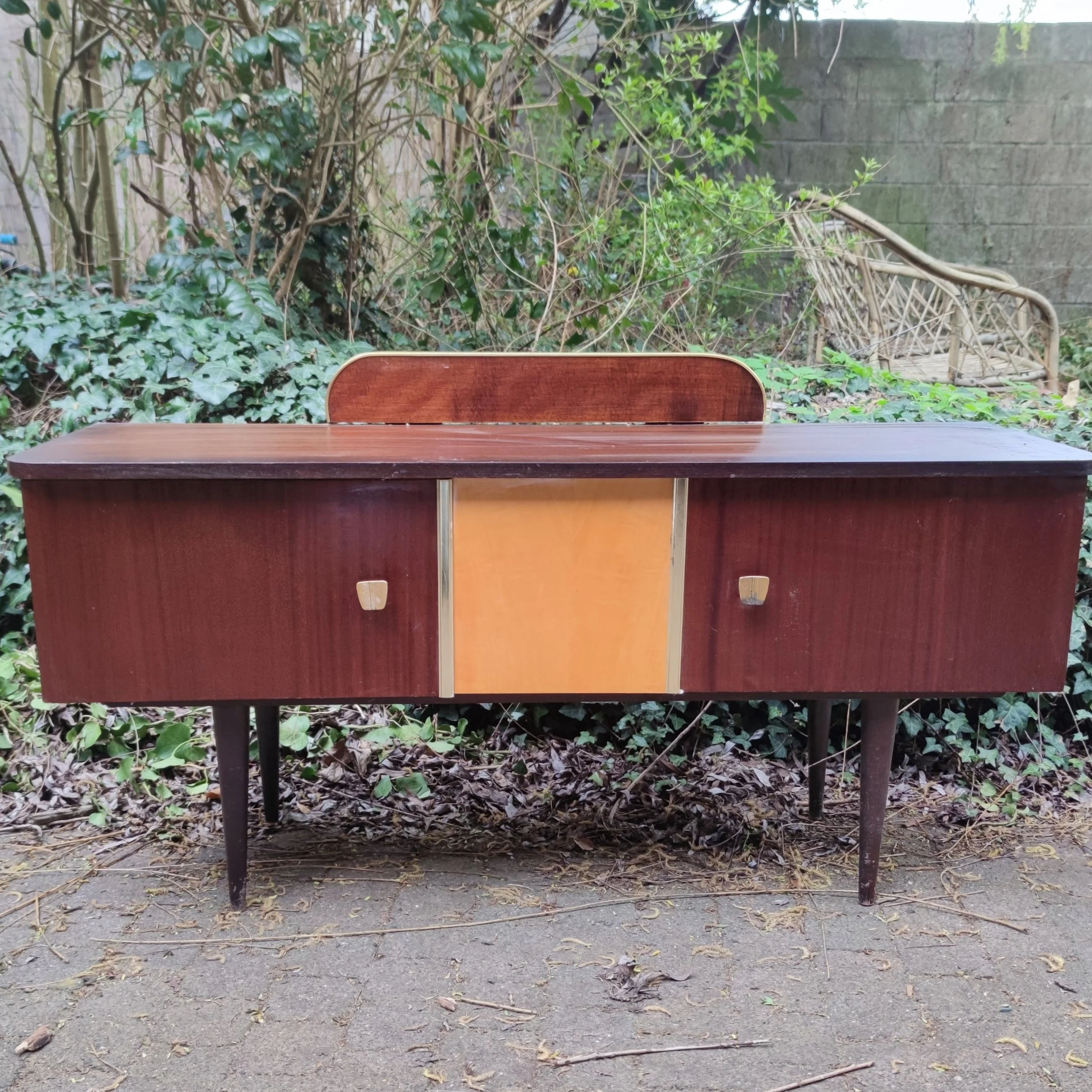 L120 cm x H55.5 cm x P38.5 cm.
Miroir disponible.