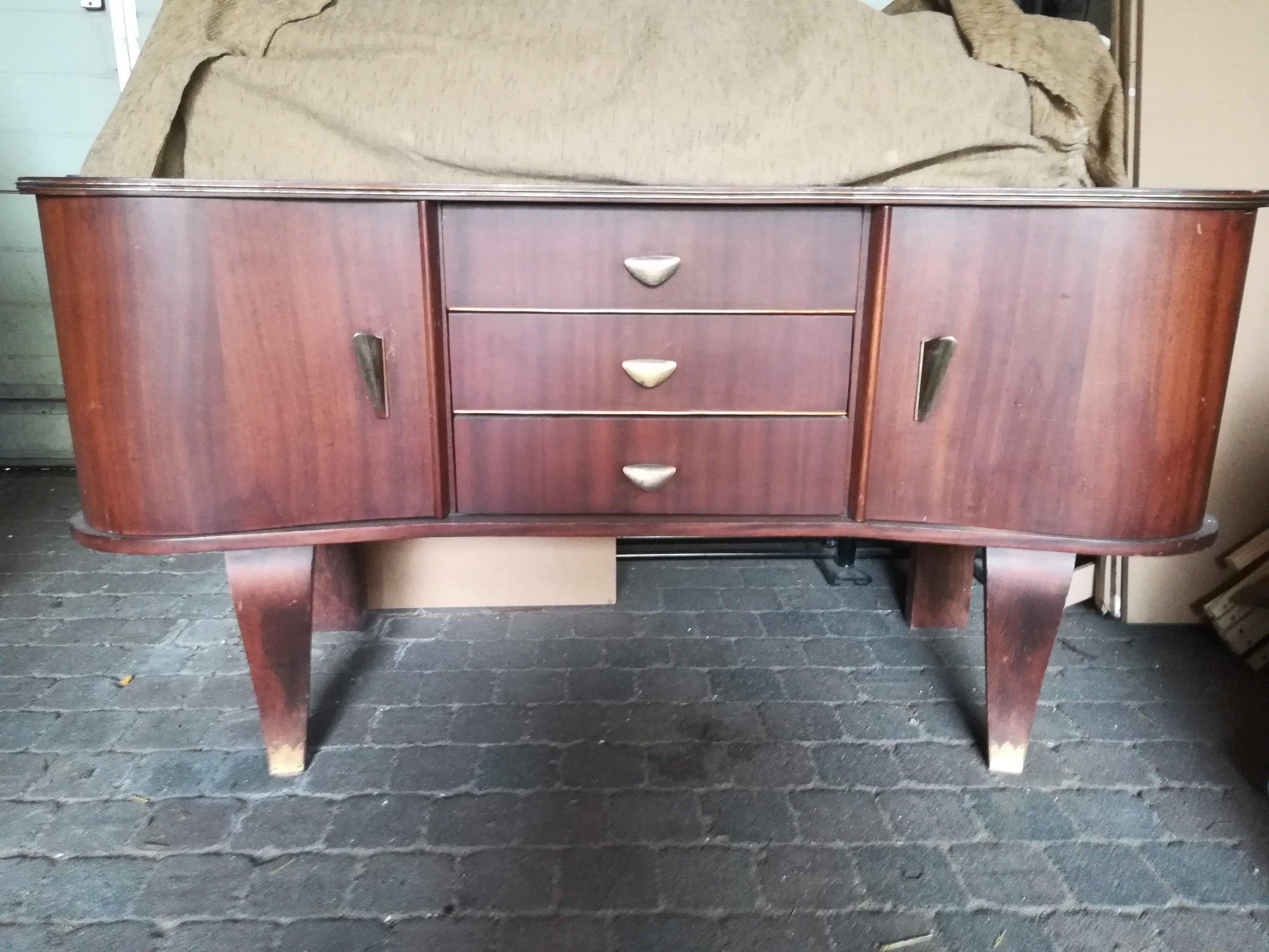 L132 cm x P45 cm x H66 cm