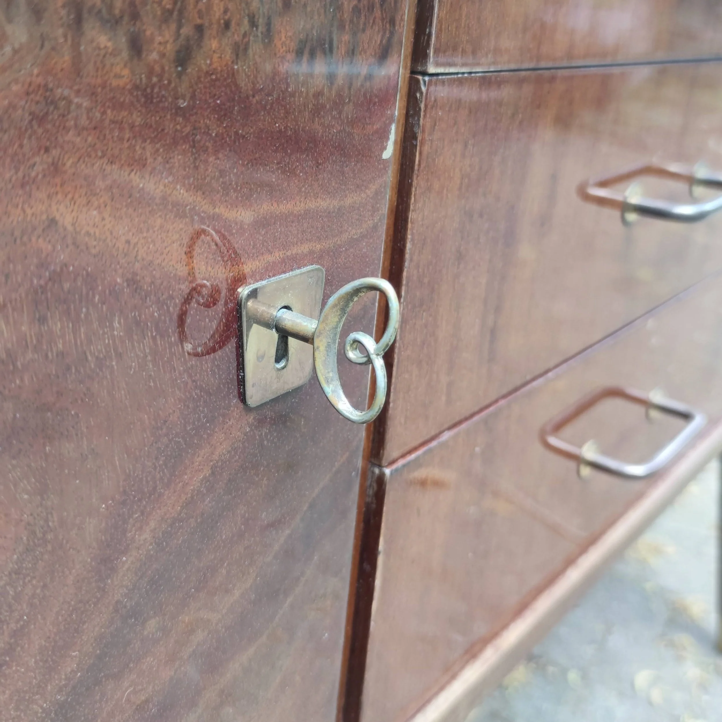 L130 cm x P45 cm x H63 cm