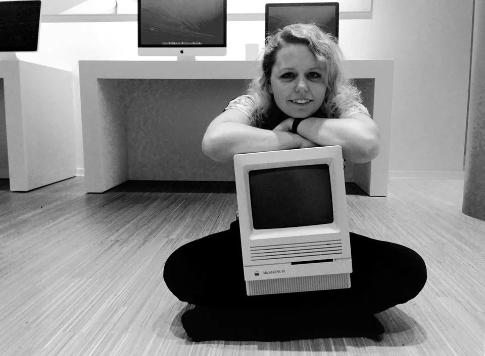 Angela med en gammel Mac