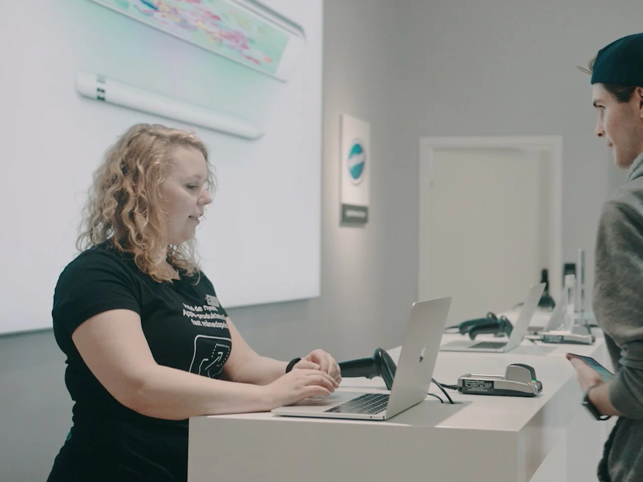 Angela står i Eplehuset butikk