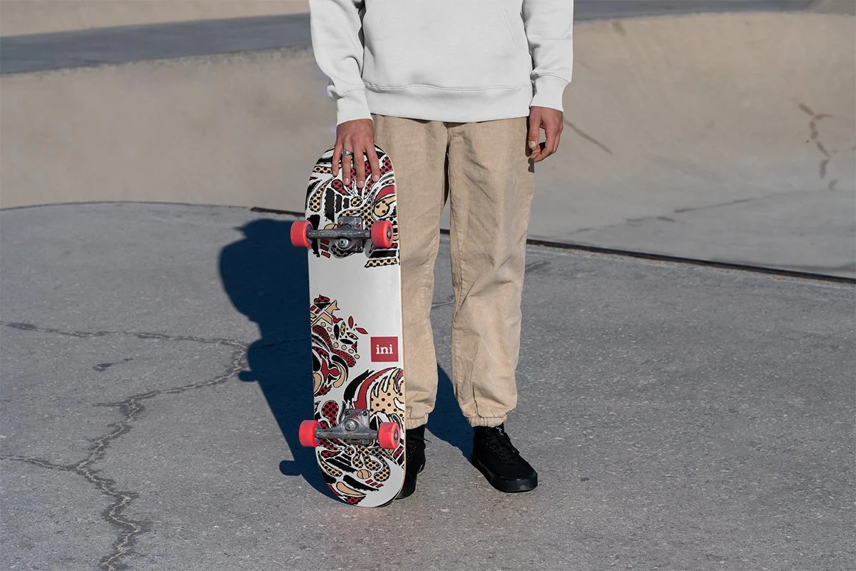 Mockup av mann som holder skateboard