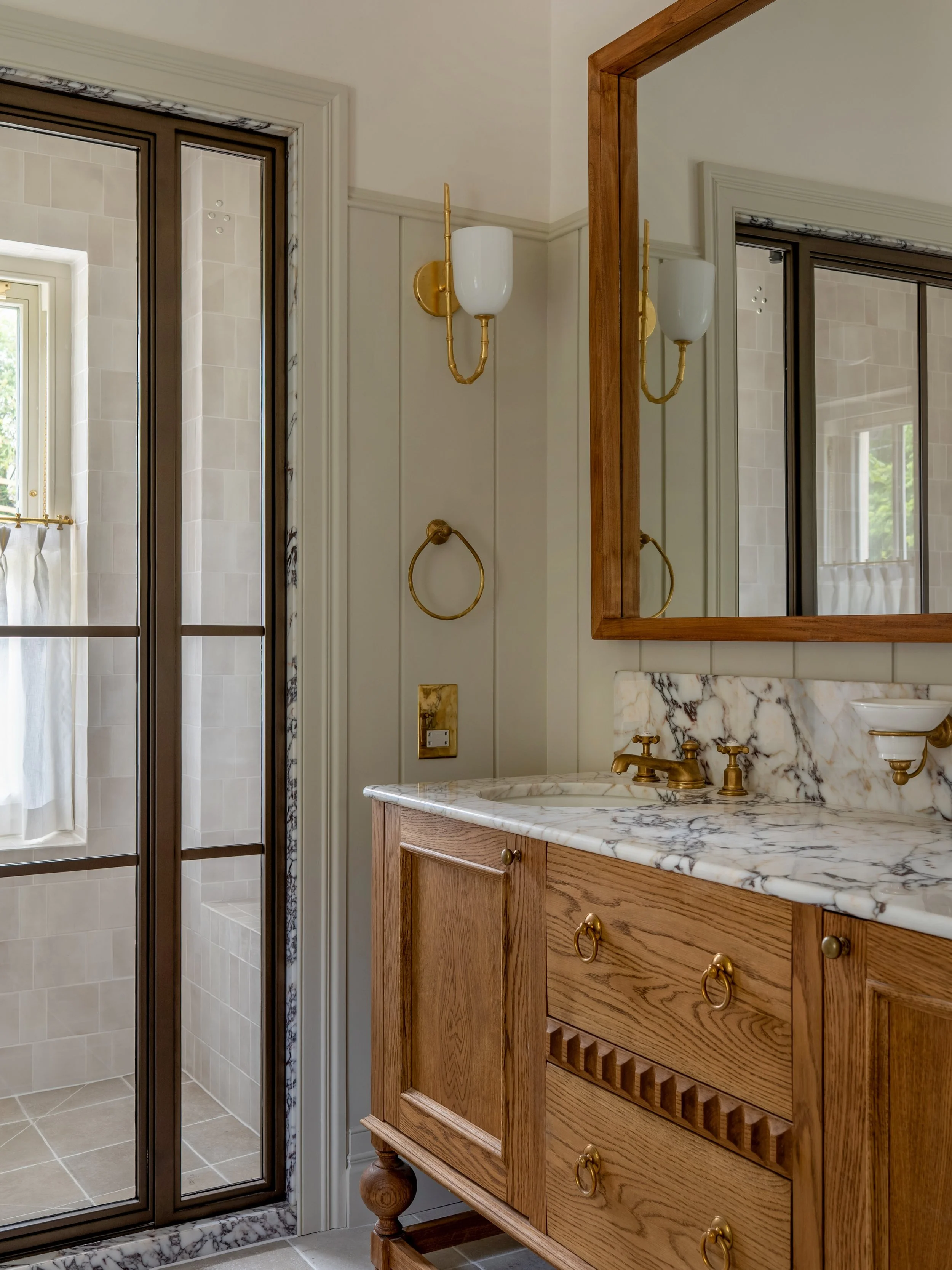 A little warmth, a little character and plenty of beautiful details.

Natural oak, richly veined marble, aged brass and soft neutral tones come together to create a bathroom that feels full of warmth and character. 🤎

One of my favourite spaces from
