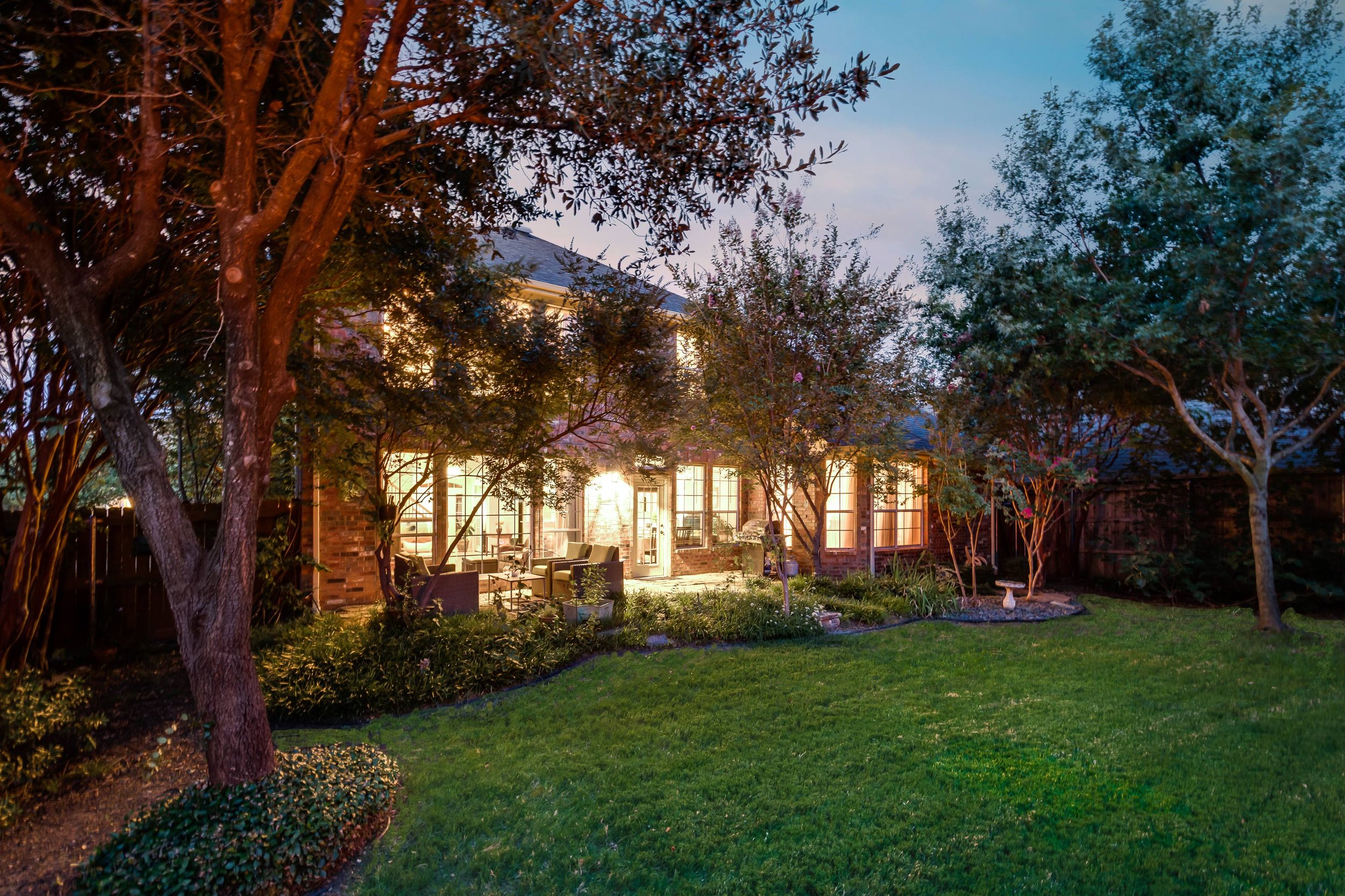 Landscape: Integrated LED lighting featuring organic, flowing flowerbeds for a natural evening ambiance