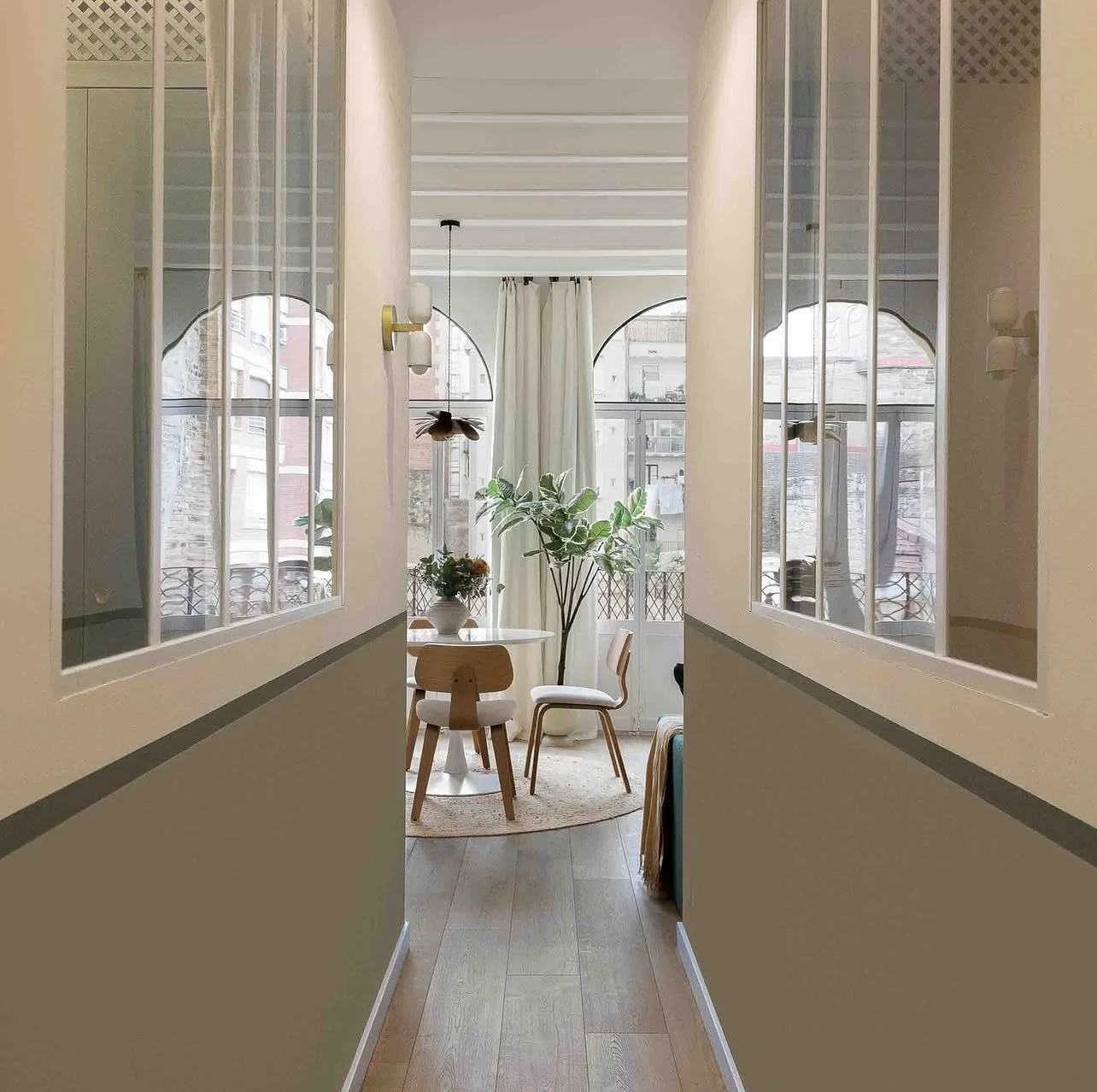 CONSELL DE CENT - Red&eacute;finir les espaces

🇫🇷 Dans cet appartement typique de l&rsquo;Eixample &agrave; Barcelone, notre plus gros challenge a &eacute;t&eacute; de red&eacute;finir les espaces et faire entrer la lumi&egrave;re naturelle. &Agra