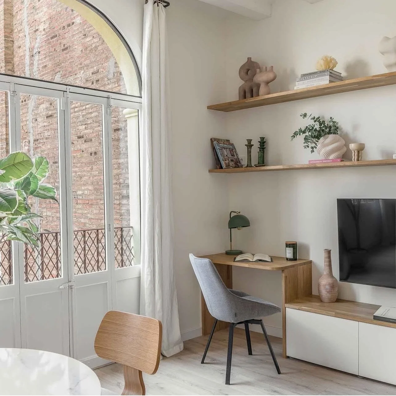 CONSELL DE CENT - Un bureau sur mesure 

🇫🇷 Dans cet appartement de 60m2 situ&eacute; &agrave; Barcelone, nous avons repens&eacute; chaque m&egrave;tre carr&eacute; pour cr&eacute;er un espace fluide, fonctionnel et lumineux.

Ici, le coin bureau d