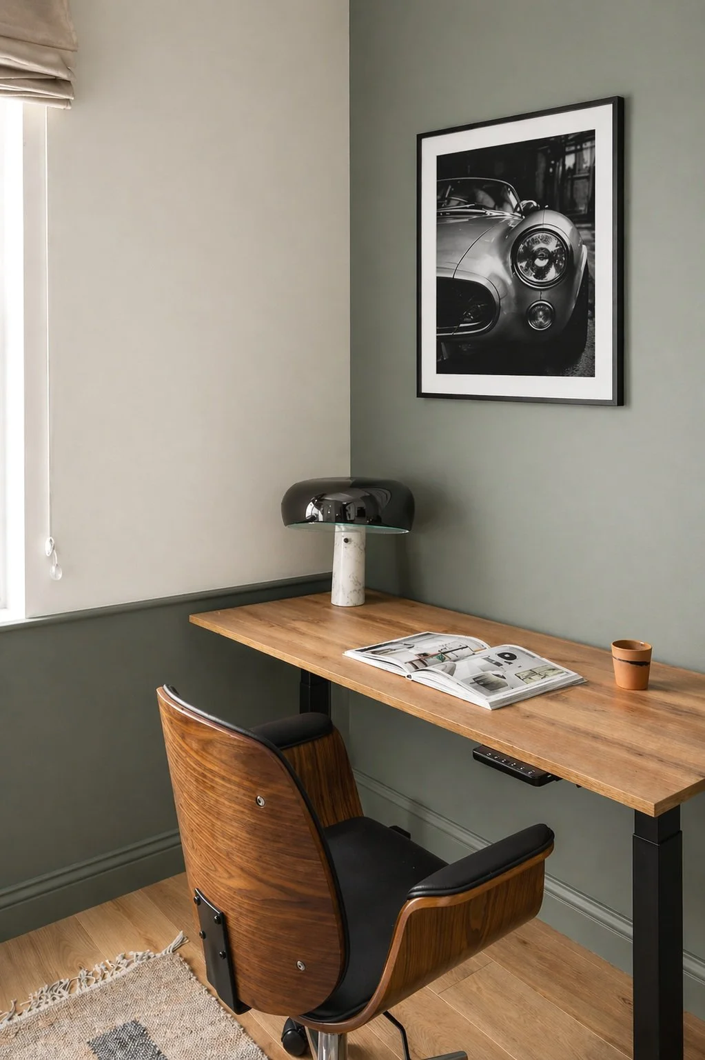 Projet Senillosa à Sarrià – Bureau en bois avec chaise Eames, mur bicolore vert sauge et affiche automobile noir et blanc, rénovation appartement Barcelone signé Valla & Long Interior Design
