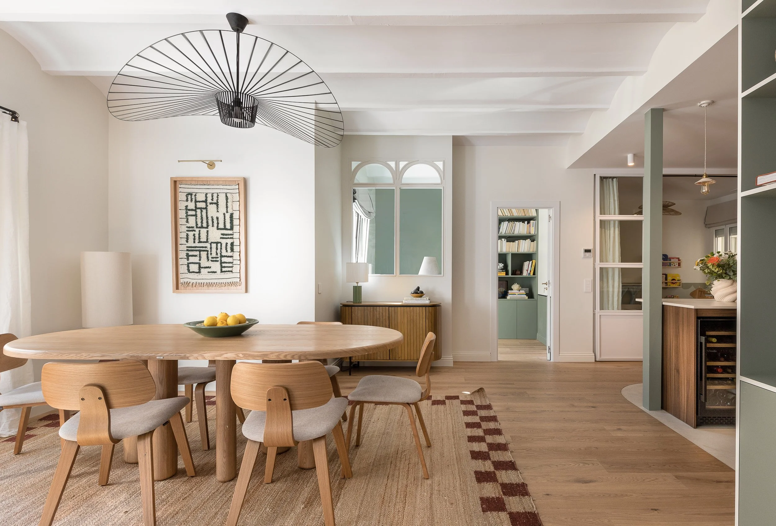 Salle à manger lumineuse avec verrière sur-mesure et voûte catalane restaurée dans un appartement de Sarrià, Barcelone signé Valla & Long Interior Design