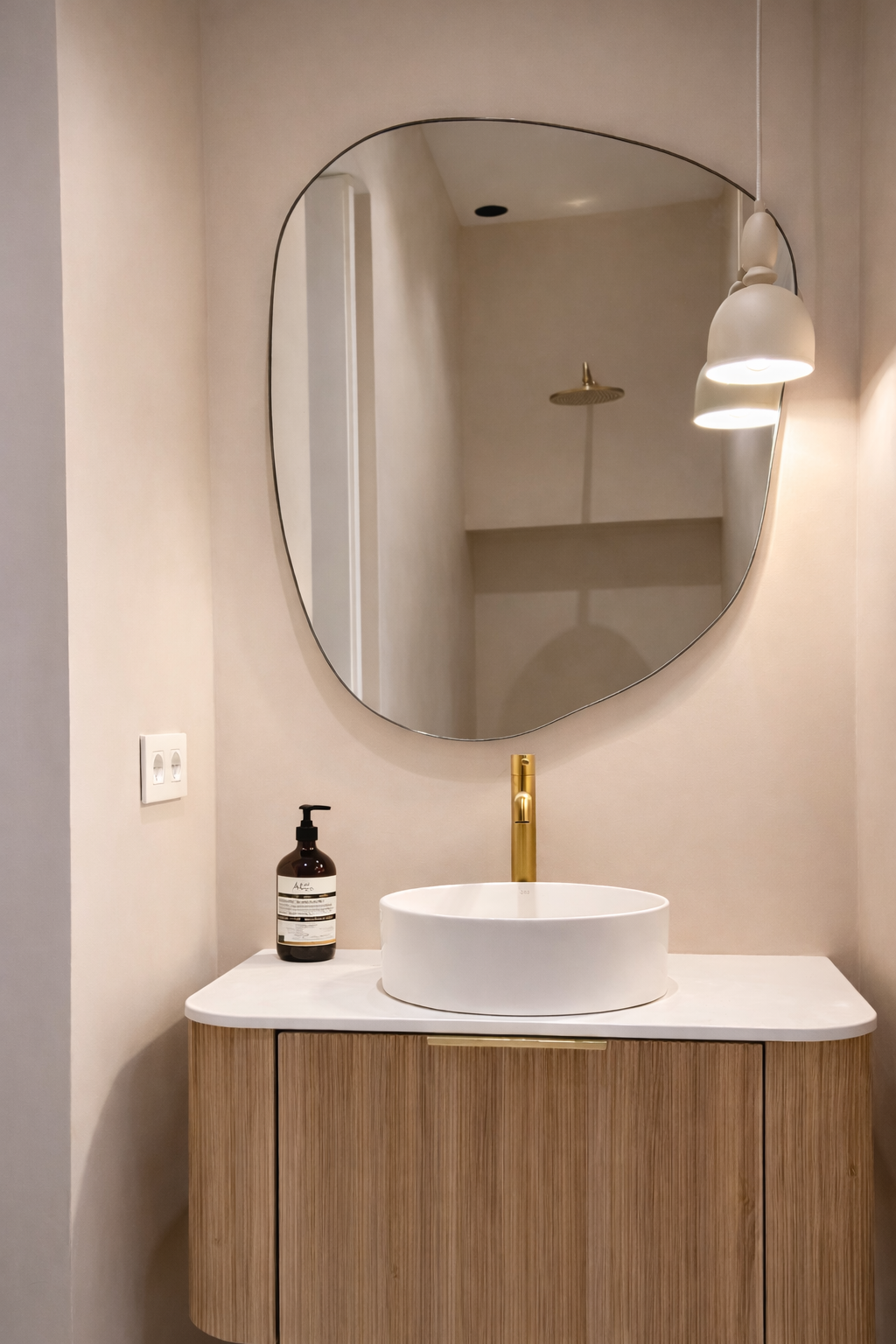 Vanité moderne avec miroir asymétrique.png