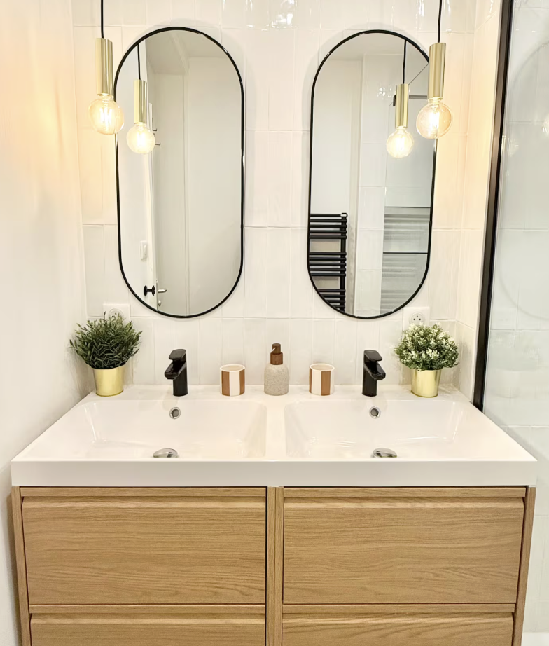 Salle de bain rénovée à Lyon avec double vasque, robinetterie noire et miroirs – projet d’architecture d’intérieur élégant et fonctionnel