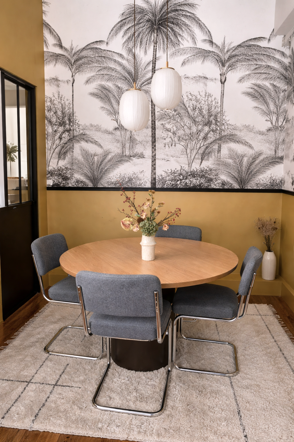 Salle à manger rénovée à Lyon avec papier peint panoramique et aménagement sur-mesure – projet d’architecte d’intérieur