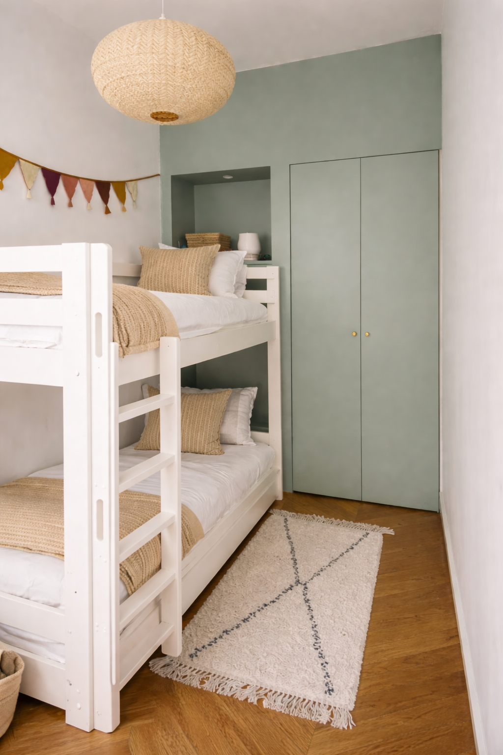 Chambre enfants optimisée à Lyon avec lits superposés sur-mesure et rangements intégrés – aménagement intérieur fonctionnel