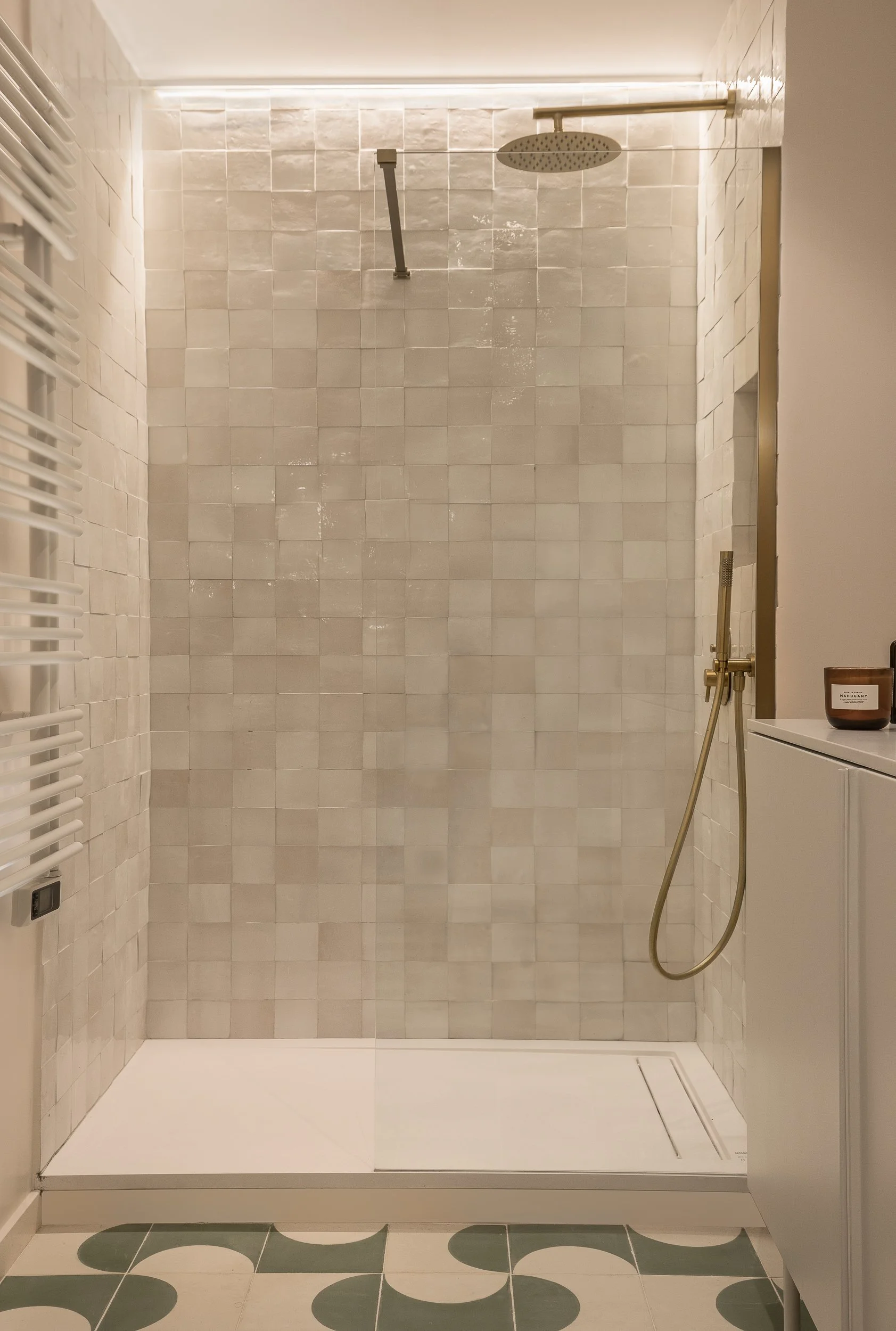 Salle de bain parentale avec zellige rose et carreaux de ciment dans l'appartement Senillosa à Sarrià, Barcelone —Valla & Long Interior Design