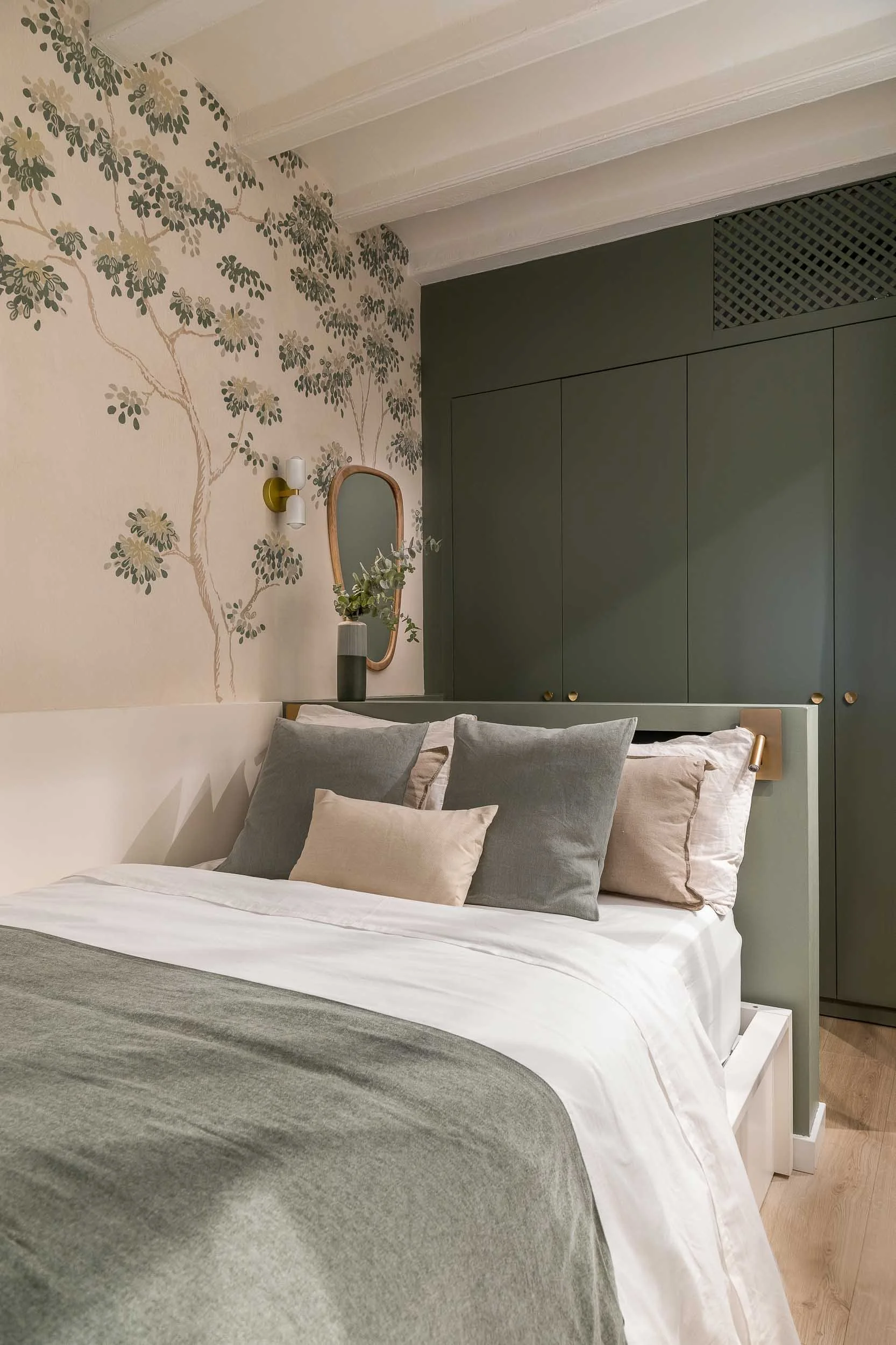 Appartement rénové dans l'Eixample à Barcelone par le studio Valla & Long — chambre, dressing sur mesure et voûtes catalanes