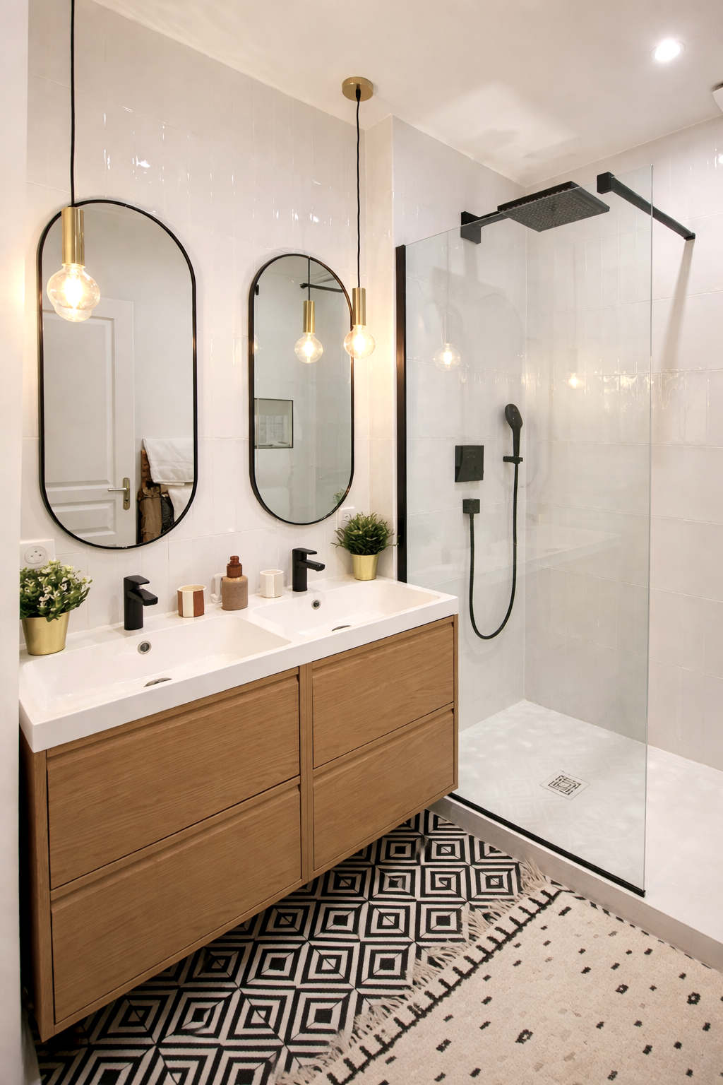 Salle de bain contemporaine à Lyon avec douche à l’italienne et finitions noir mat – rénovation complète d’appartement