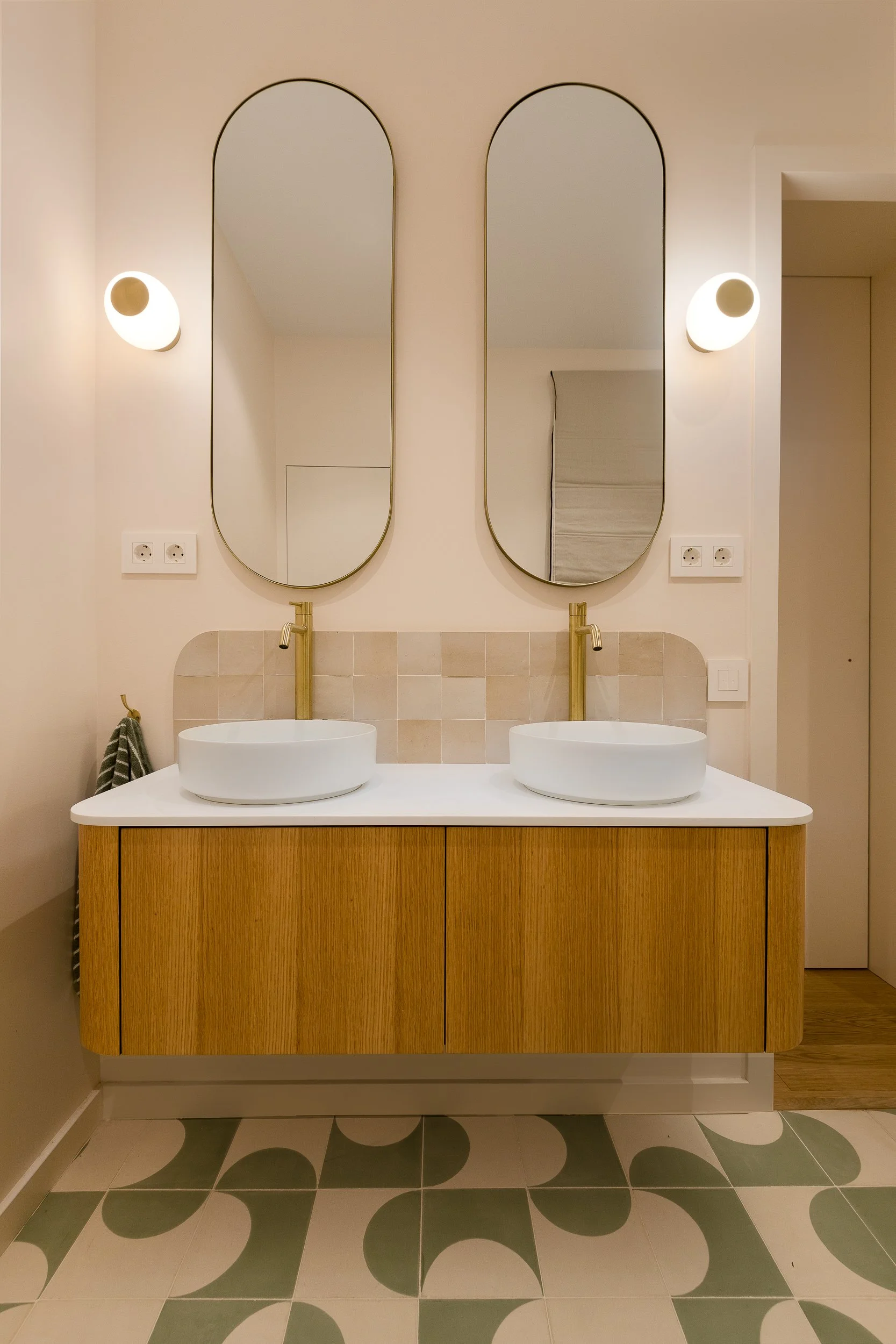 Salle de bain parentale avec zellige rose et carreaux de ciment dans l'appartement Senillosa à Sarrià, Barcelone — Valla & Long Interior Design