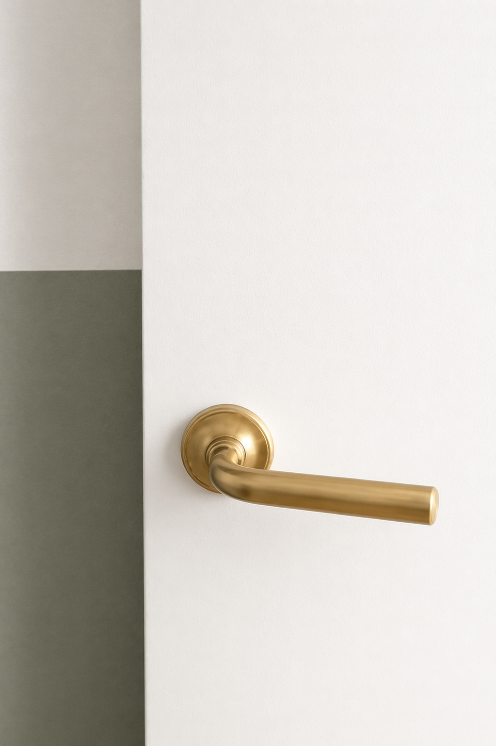 Projet Senillosa à Sarrià – Détail poignée de porte en laiton brossé sur mur bicolore vert sauge et blanc, rénovation appartement Barcelone  signé Valla & Long Interior Design