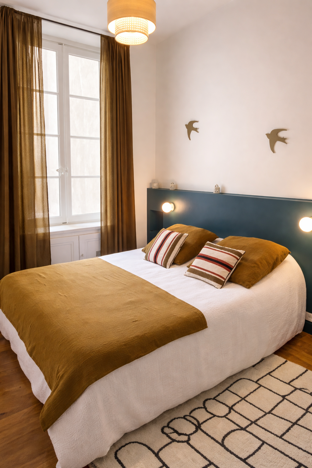 Chambre rénovée à Lyon avec tête de lit sur-mesure et palette chaleureuse – projet d’architecture d’intérieur