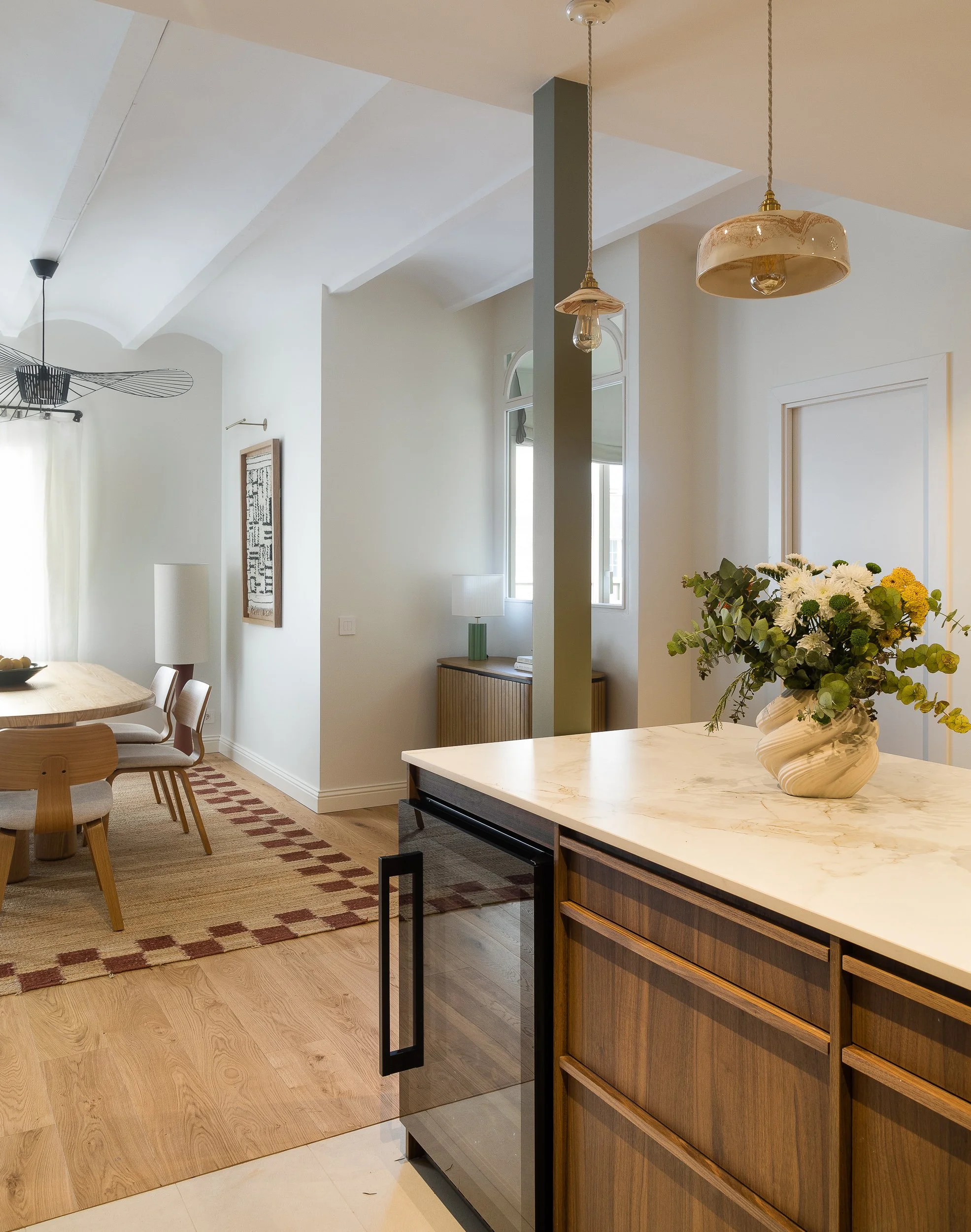 renovation-cuisine-appartement-sarria-barcelone-bois-plan-de-travail-suspensions-architecte-interieur