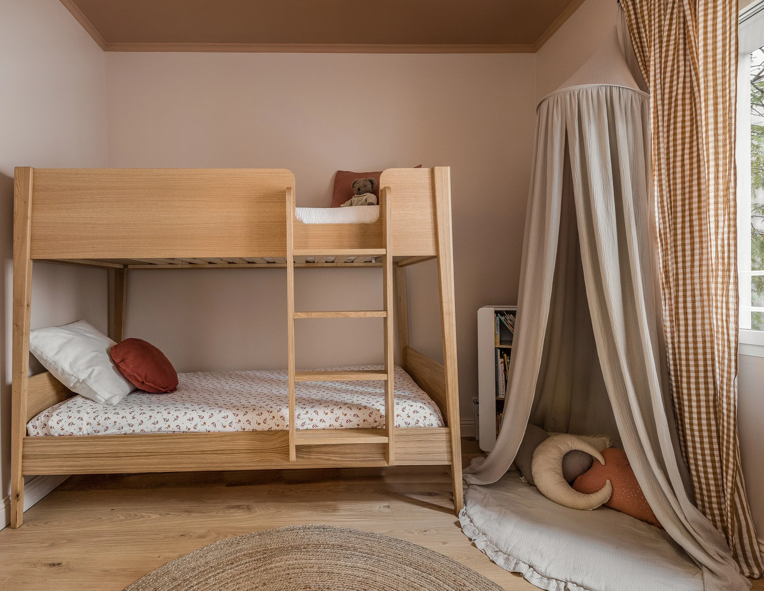 Projet Senillosa à Sarrià – Chambre enfant avec lits superposés en bois naturel et coin lecture baldaquin, rénovation familiale Barcelone réalisé par Valla & Long Interior Design