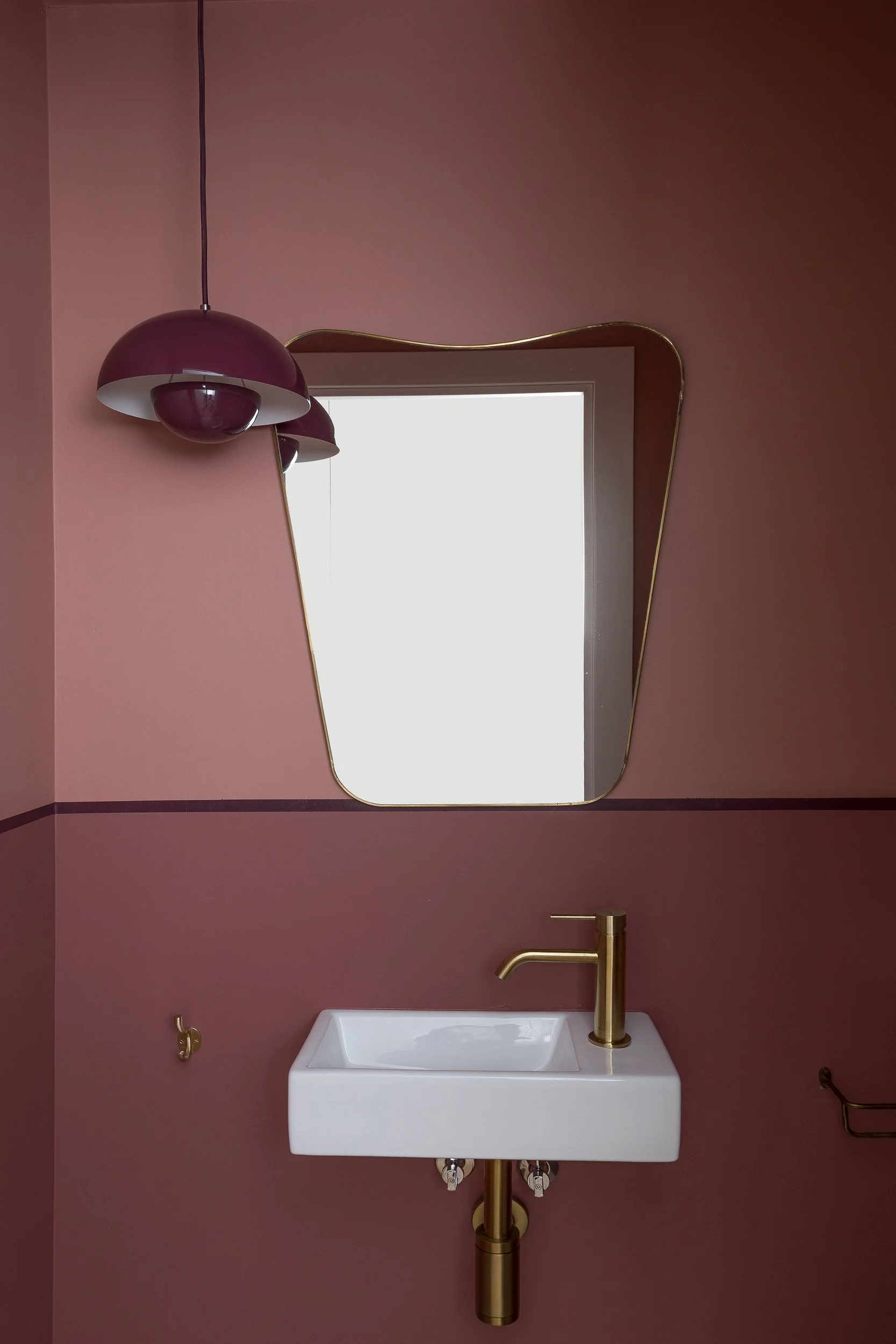 WC invités élégants avec détails soignés dans l'appartement familial rénové à Sarrià, Barcelone par le studio Valla & Long Interior Design