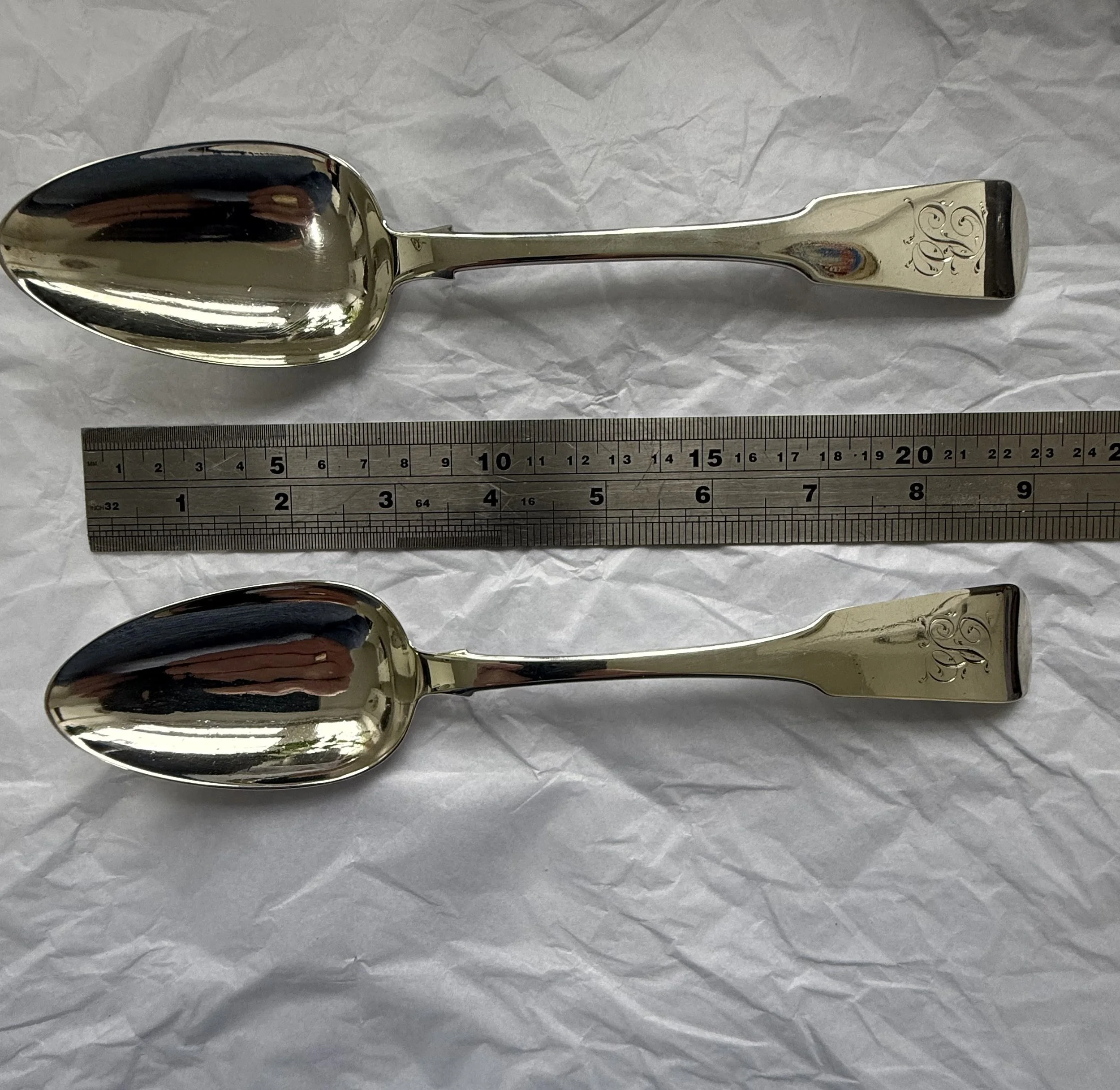 Very nice pair of George III Irish silver serving spoons in Hanoverian style with single-letter “B” monogram. Made by James Scott, Dublin 1819–20. showing spoon sise