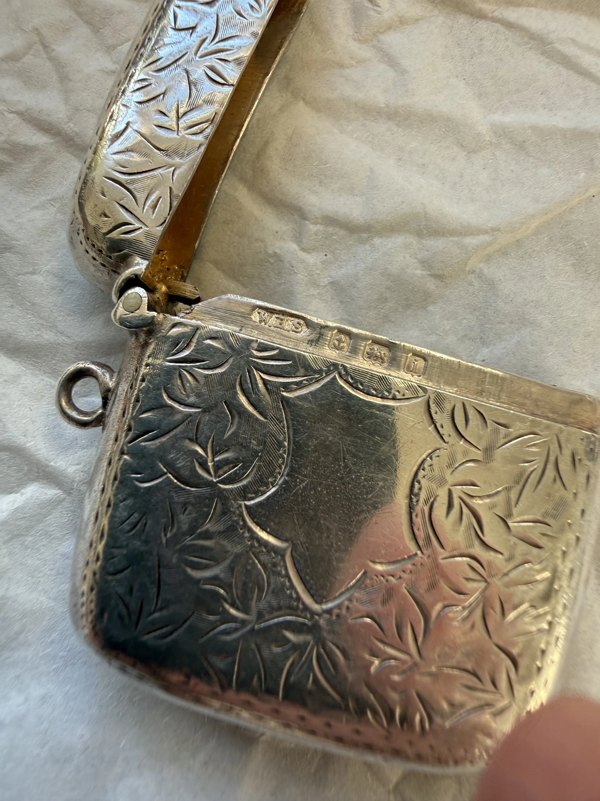 Attractive sterling silver vesta case by W.B.S., assayed in Birmingham 1908.
Features a clean cartouche ready for engraving. Compact and well-proportioned.
