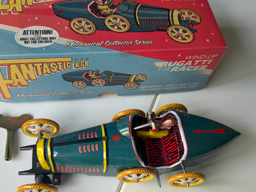 Fantastic windup model tin car