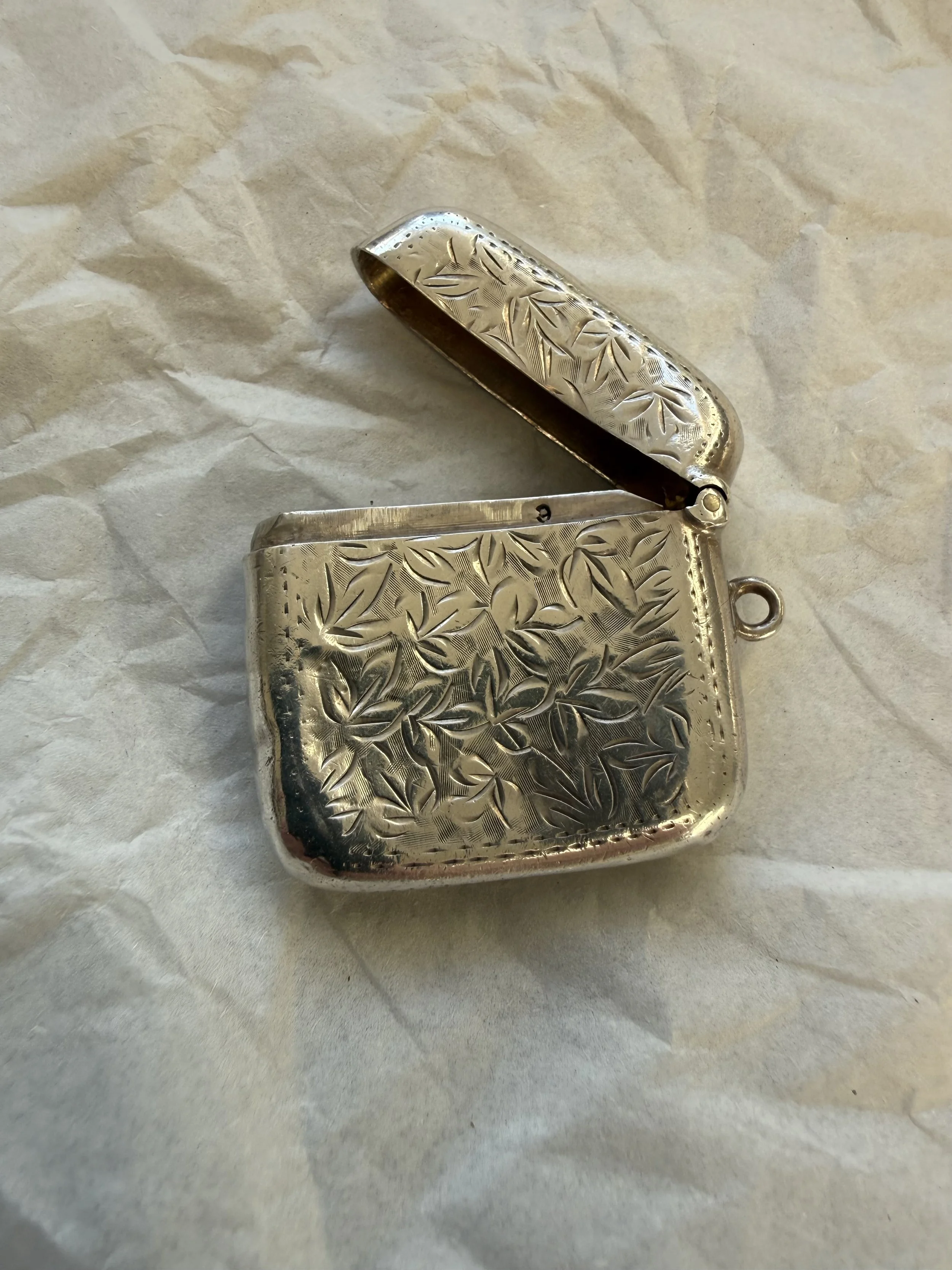 Attractive sterling silver vesta case by W.B.S., assayed in Birmingham 1908.
Features a clean cartouche ready for engraving. Compact and well-proportioned.