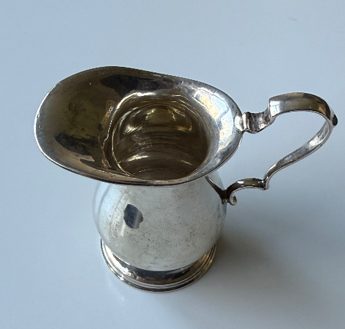 Attractive sterling silver cream jug assayed in Birmingham 1909.
Neat proportions and clear hallmarks.