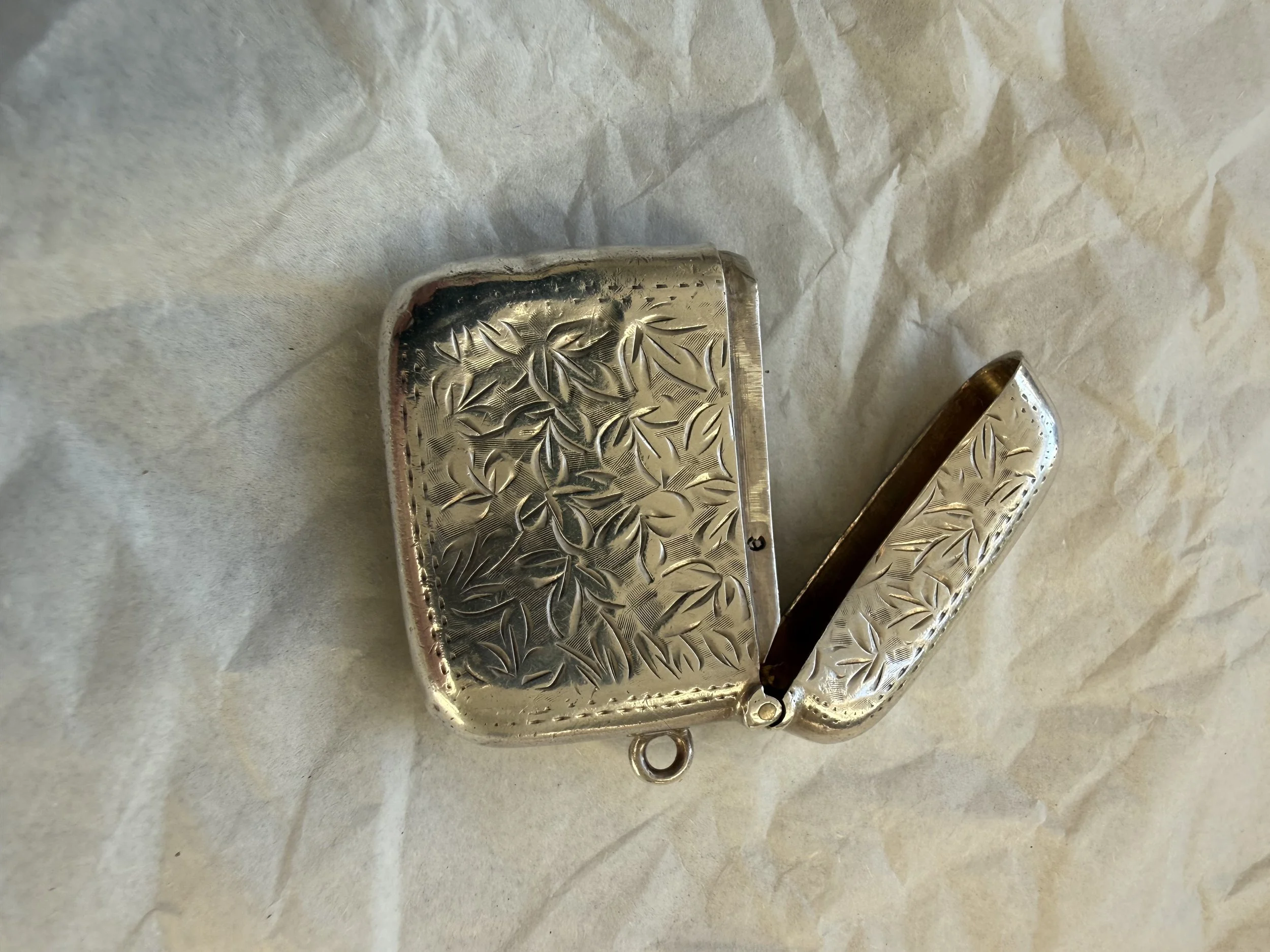 Attractive sterling silver vesta case by W.B.S., assayed in Birmingham 1908.
Features a clean cartouche ready for engraving. Compact and well-proportioned.