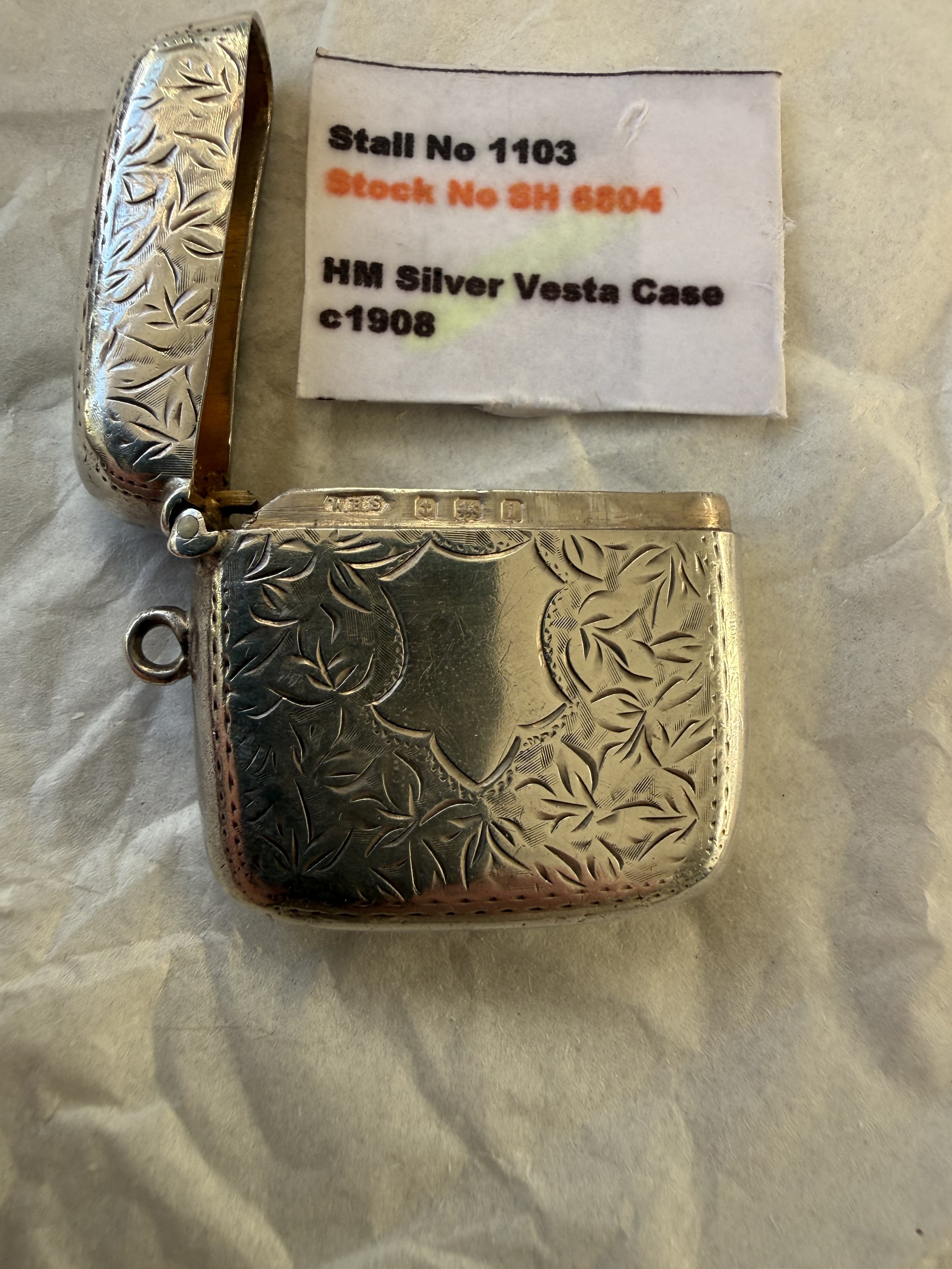 Attractive sterling silver vesta case by W.B.S., assayed in Birmingham 1908.
Features a clean cartouche ready for engraving. Compact and well-proportioned.