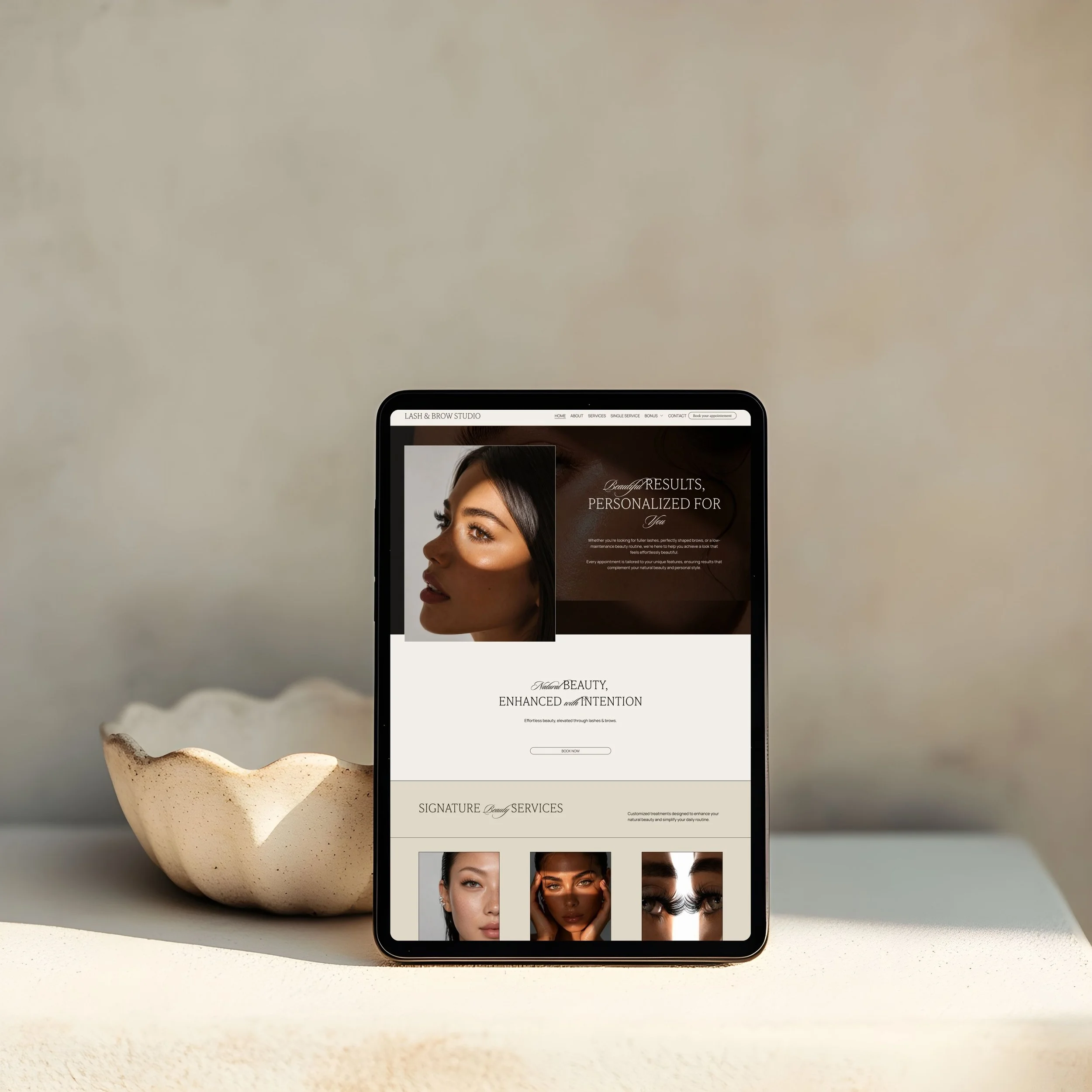 Capture d'écran d'un site web de services de beauté, affiché sur un téléphone. La page présente des images de femmes avec différents styles de maquillage et de maquillage pour les yeux, avec du texte promotionnel sur la beauté naturelle et l'amélioration de la beauté personnelle.