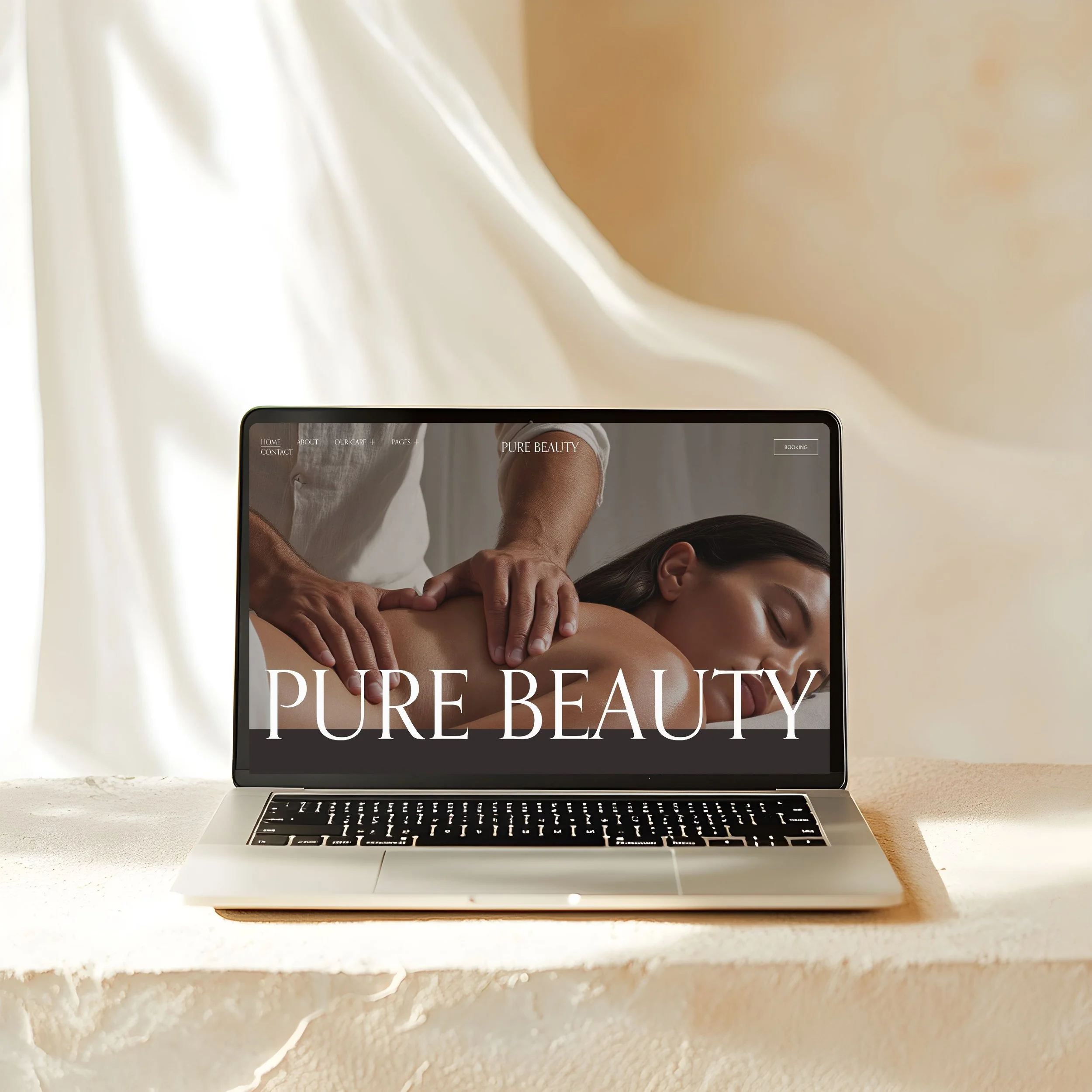 Capture d'écran d'un site web intitulé "Pure Beauty" affiché sur un ordinateur portable, avec un massage relaxant d'une femme dans l'image.